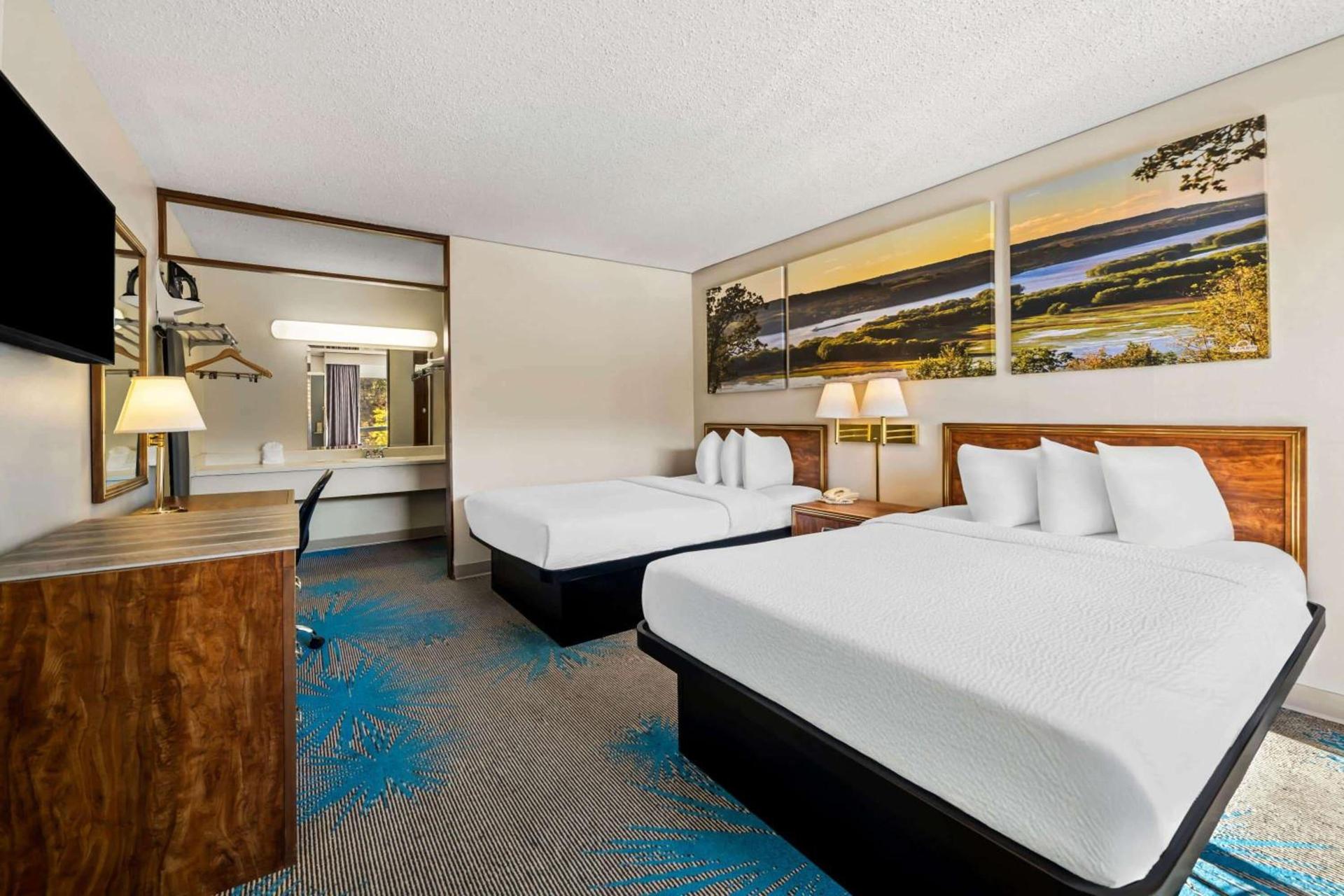 Days Inn by Wyndham Dubuque photo 25