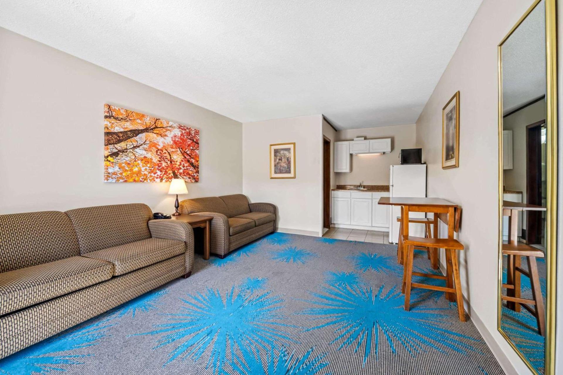 Days Inn by Wyndham Dubuque photo 26