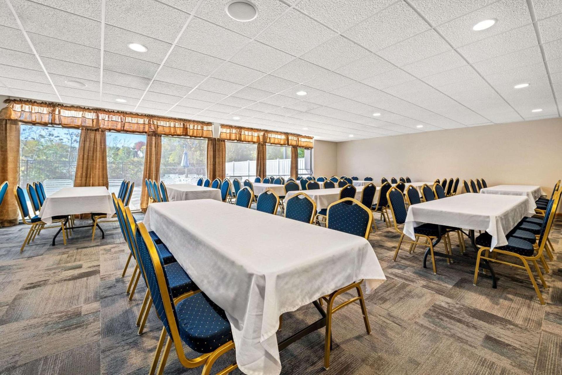 Days Inn by Wyndham Dubuque photo 29
