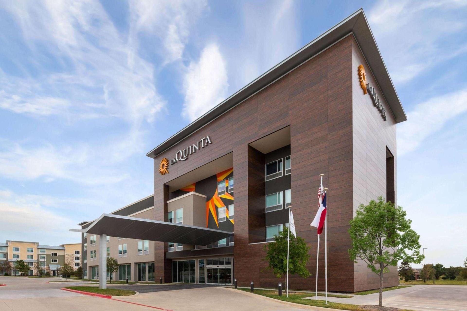 La Quinta Inn & Suites by Wyndham Austin Parmer Tech Ridge photo 1