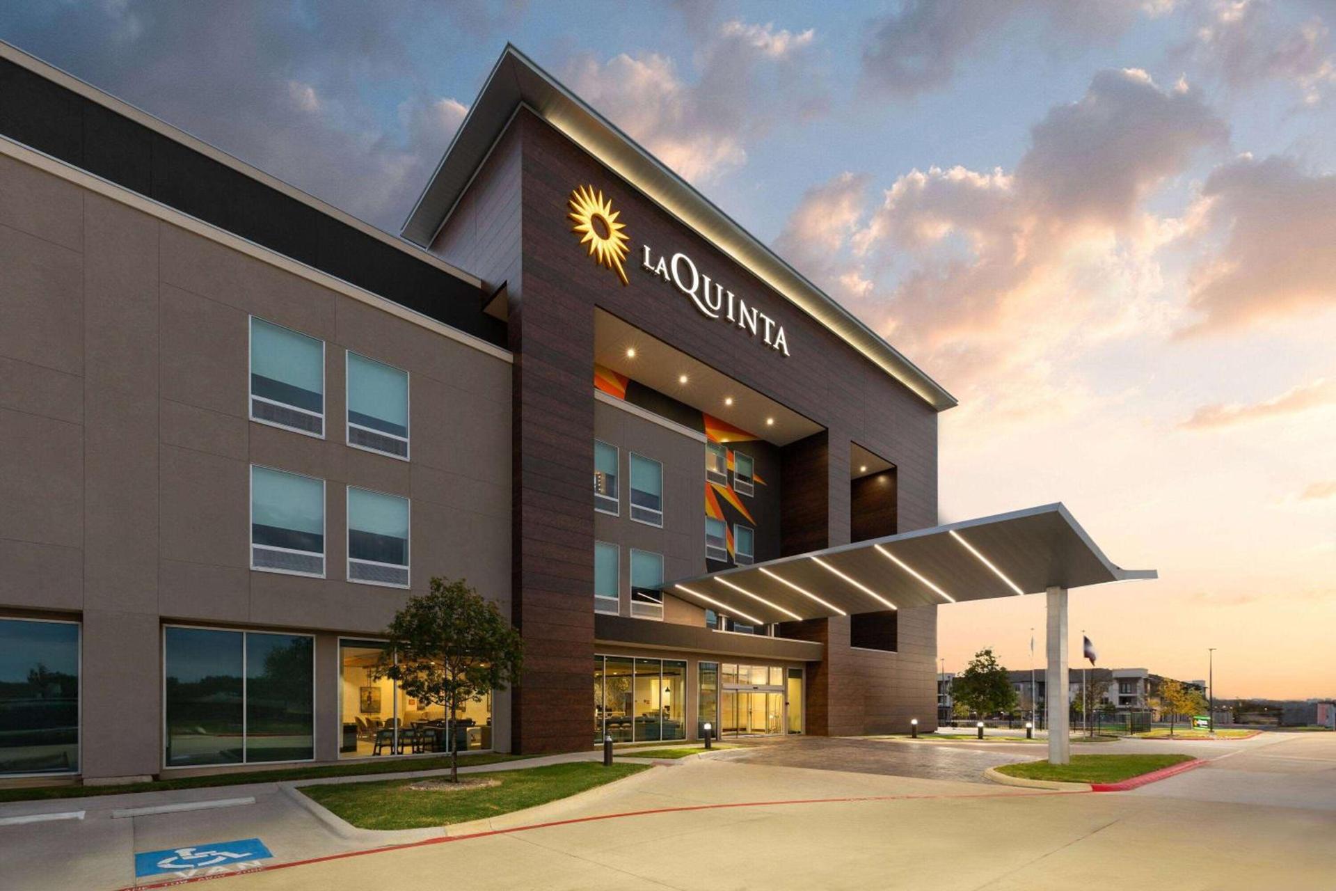 La Quinta Inn & Suites by Wyndham Austin Parmer Tech Ridge photo 2