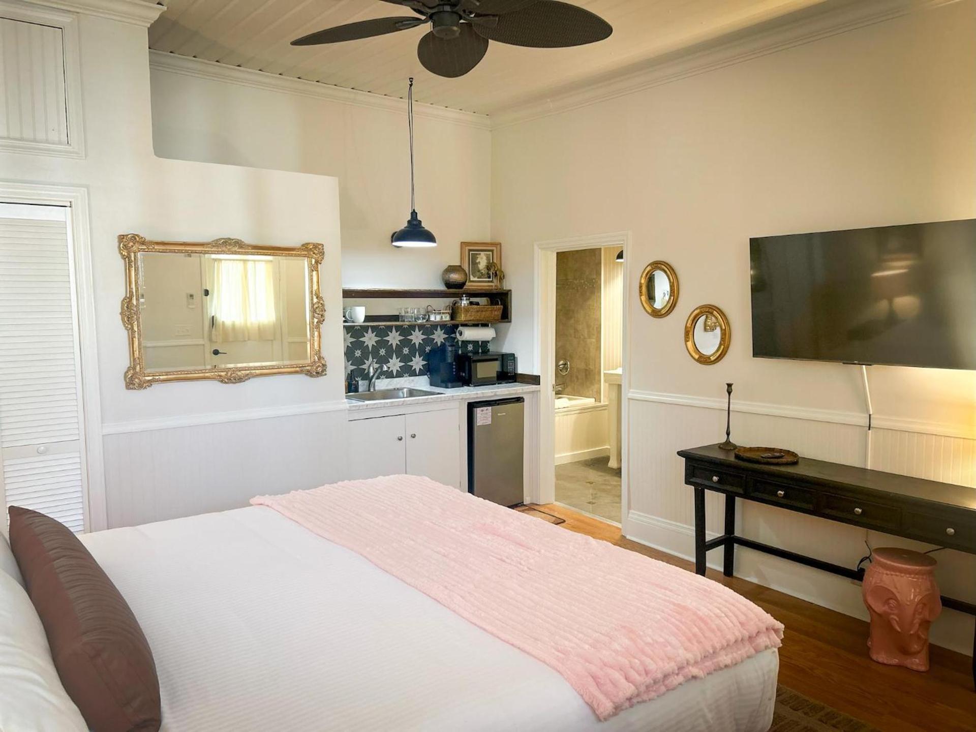 Swank Boutique Suites photo 18
