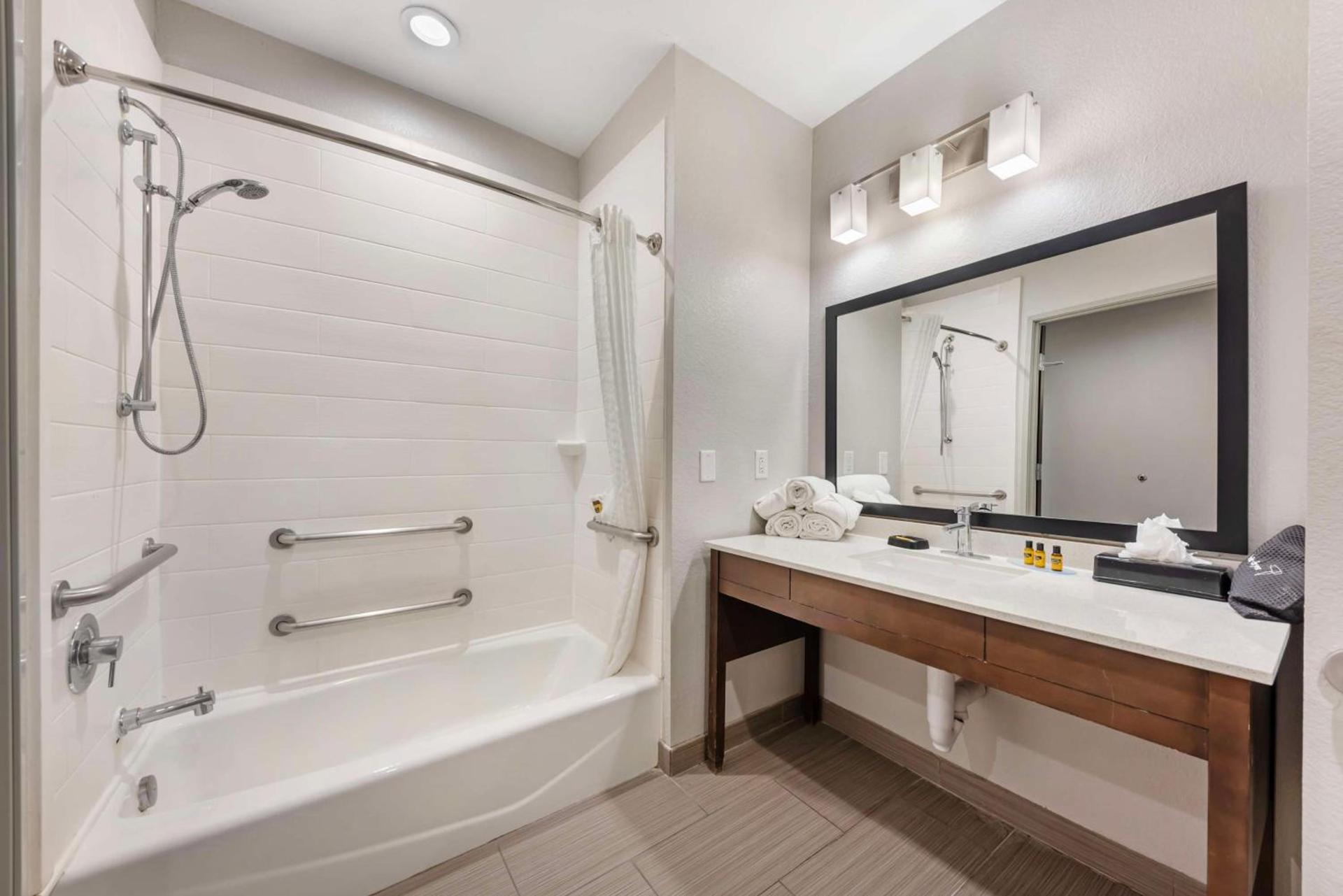 Best Western Plus Buda Austin Inn & Suites photo 35