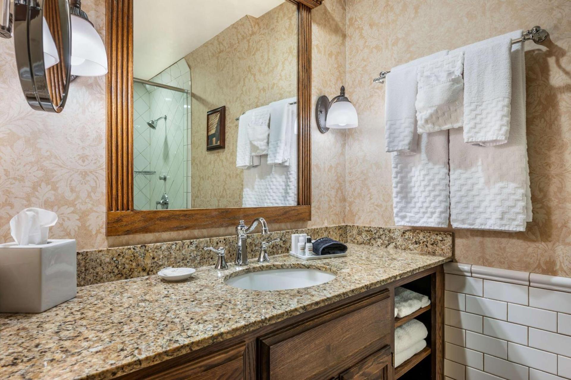 Best Western Premier Mariemont Inn photo 36