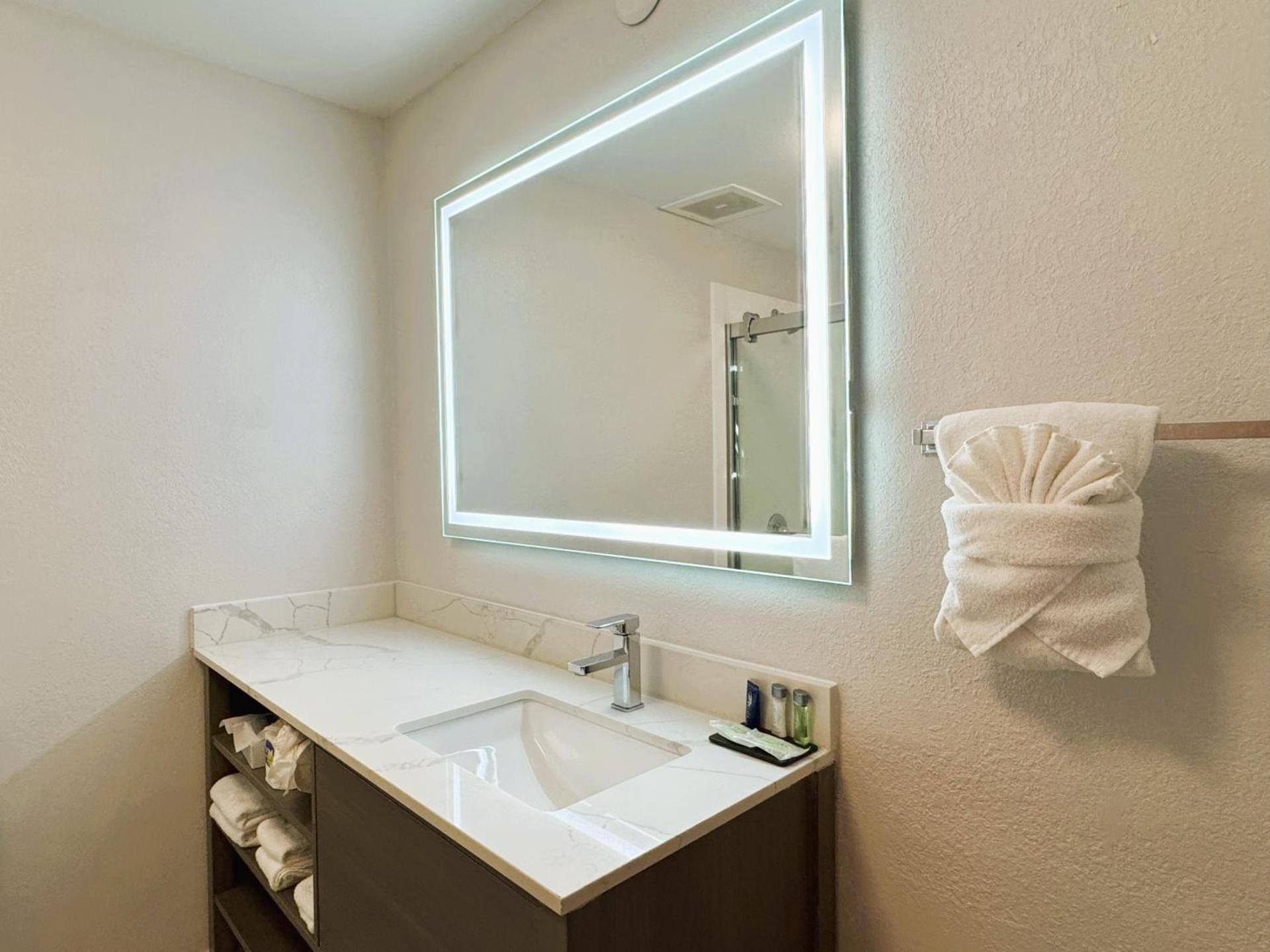 Comfort Inn & Suites Sheboygan I-43 photo 8