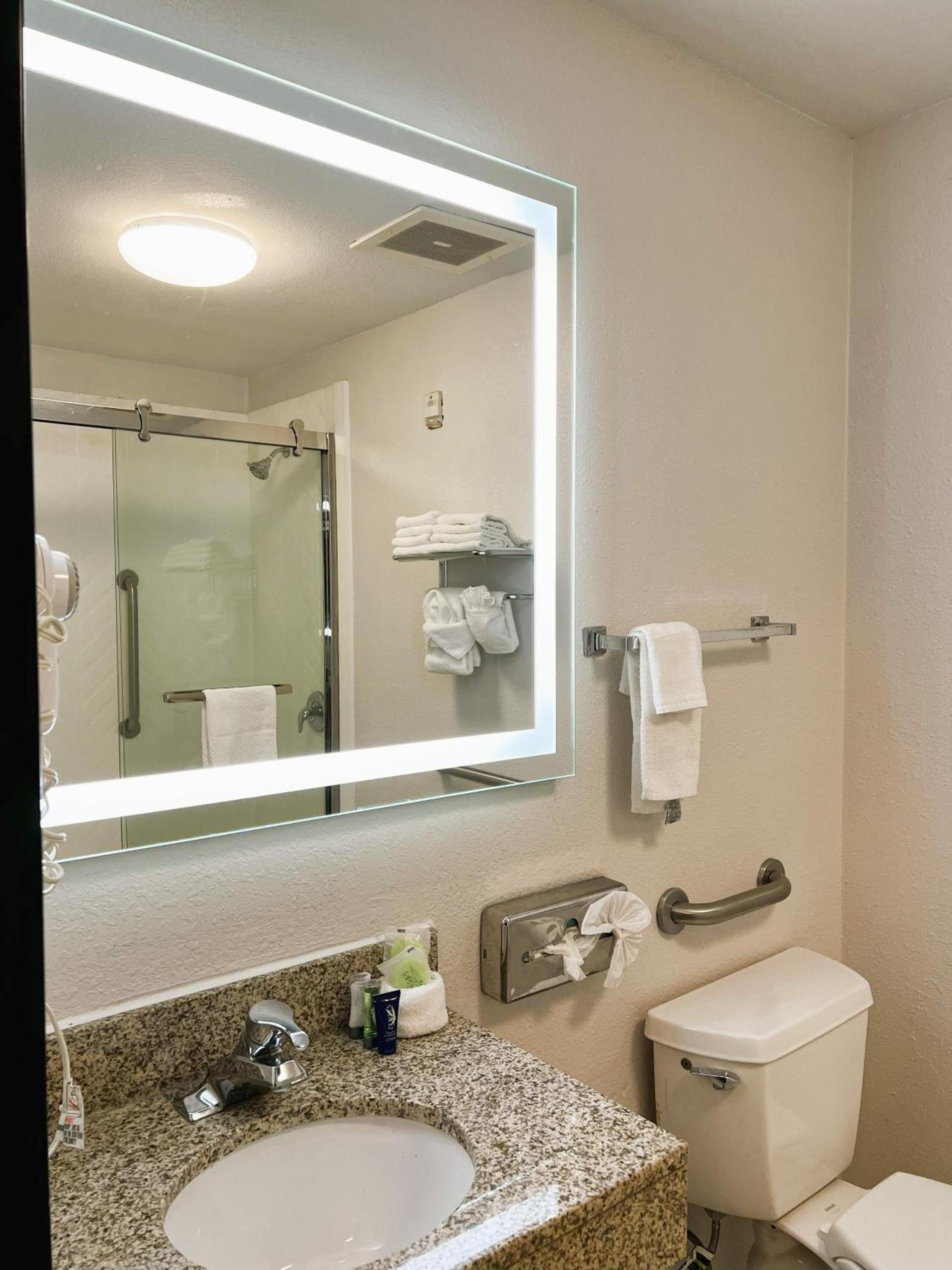 Comfort Inn & Suites Sheboygan I-43 photo 20