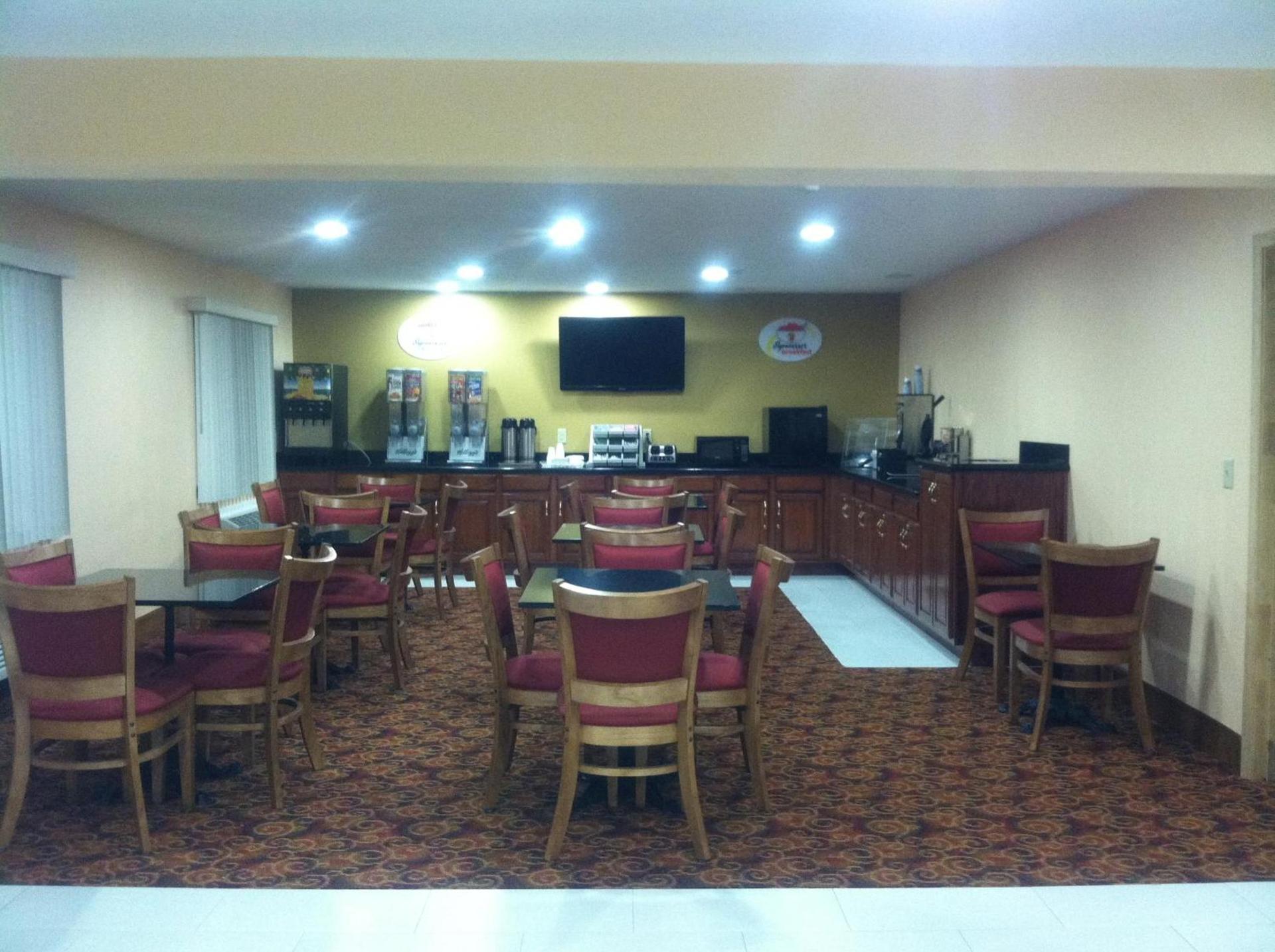 Super 8 South by Wyndham photo 33