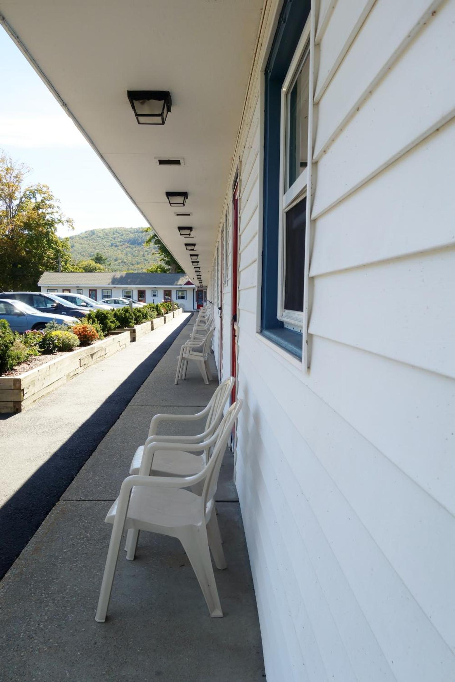 Monument Mountain Motel photo 2