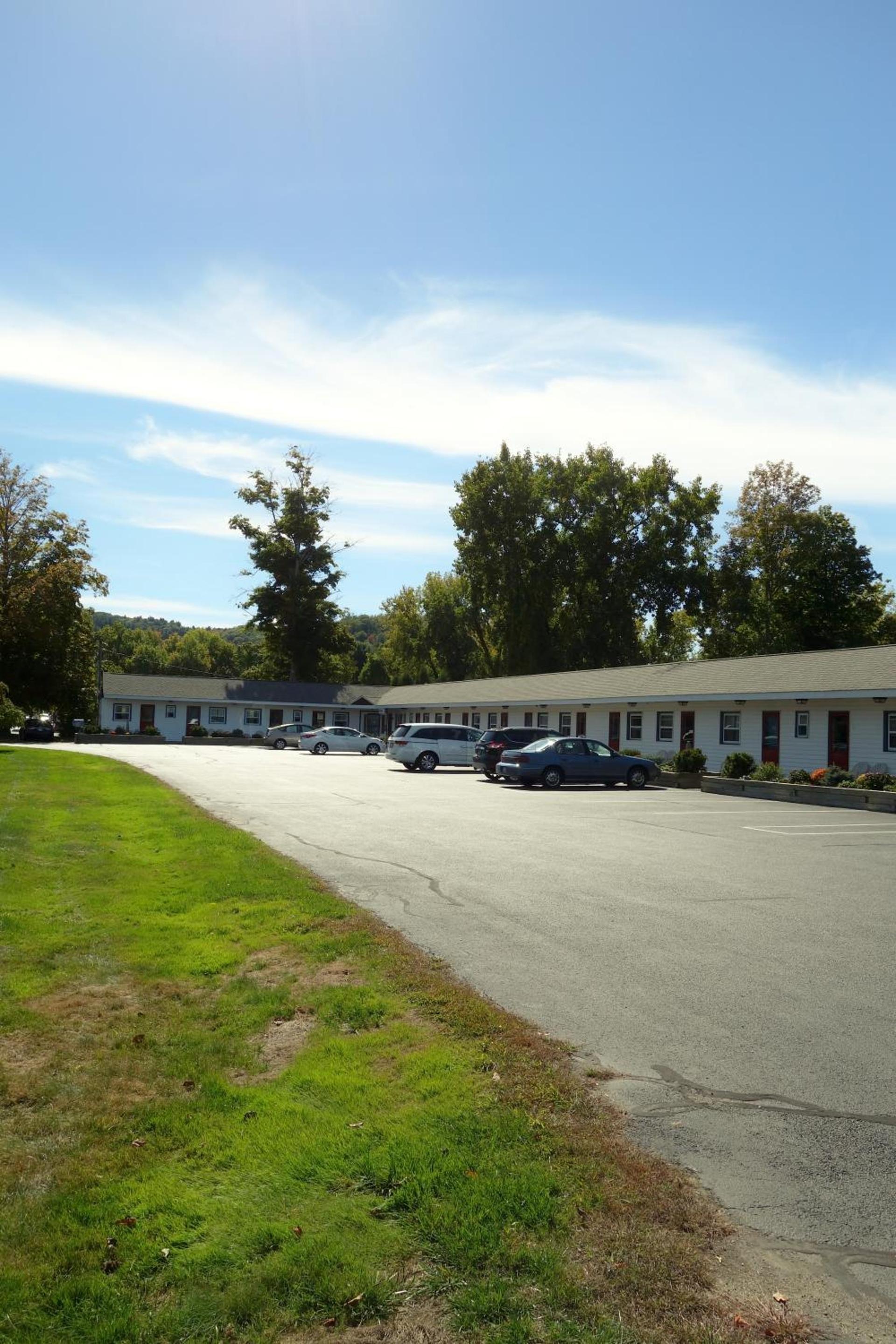 Monument Mountain Motel — hotel in Great Barrington