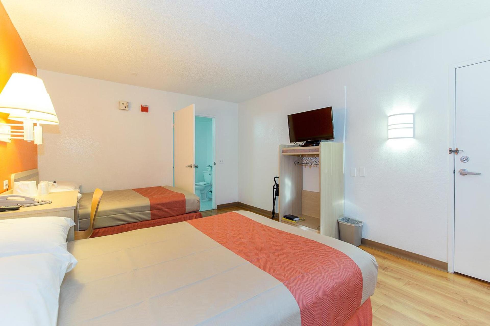 Motel 6 Hayward, CA- Silicon Valley Gateway photo 17