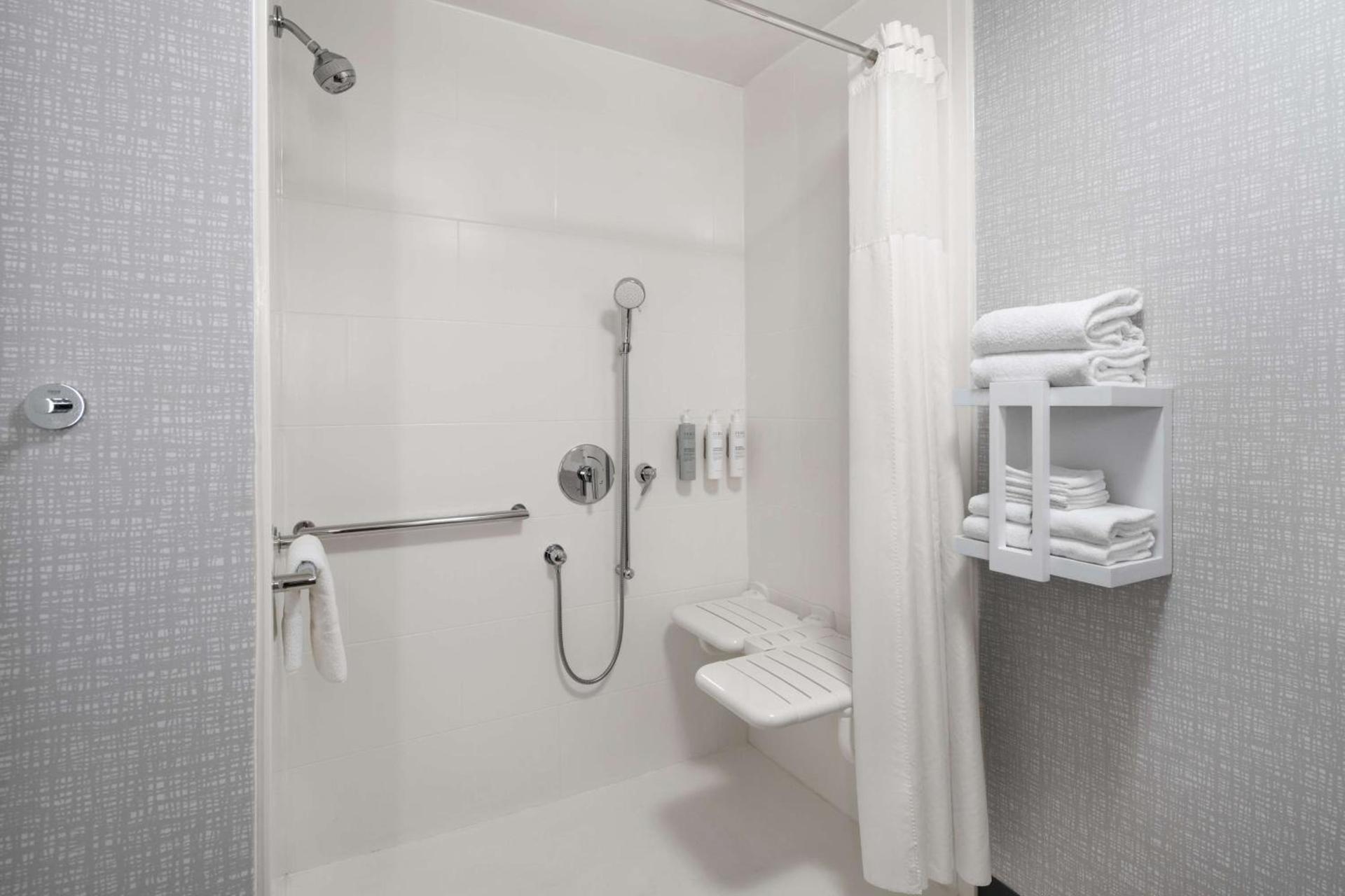 Hampton Inn Roanoke/Hollins - I-81 photo 22