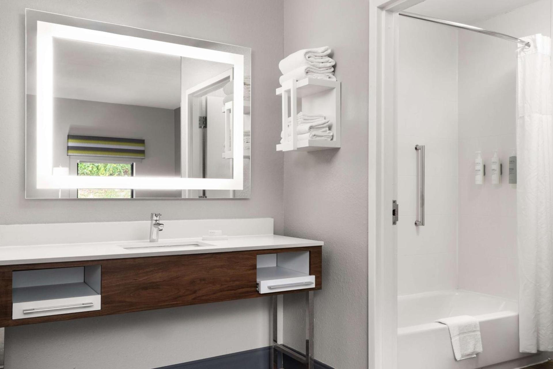 Hampton Inn Roanoke/Hollins - I-81 photo 31