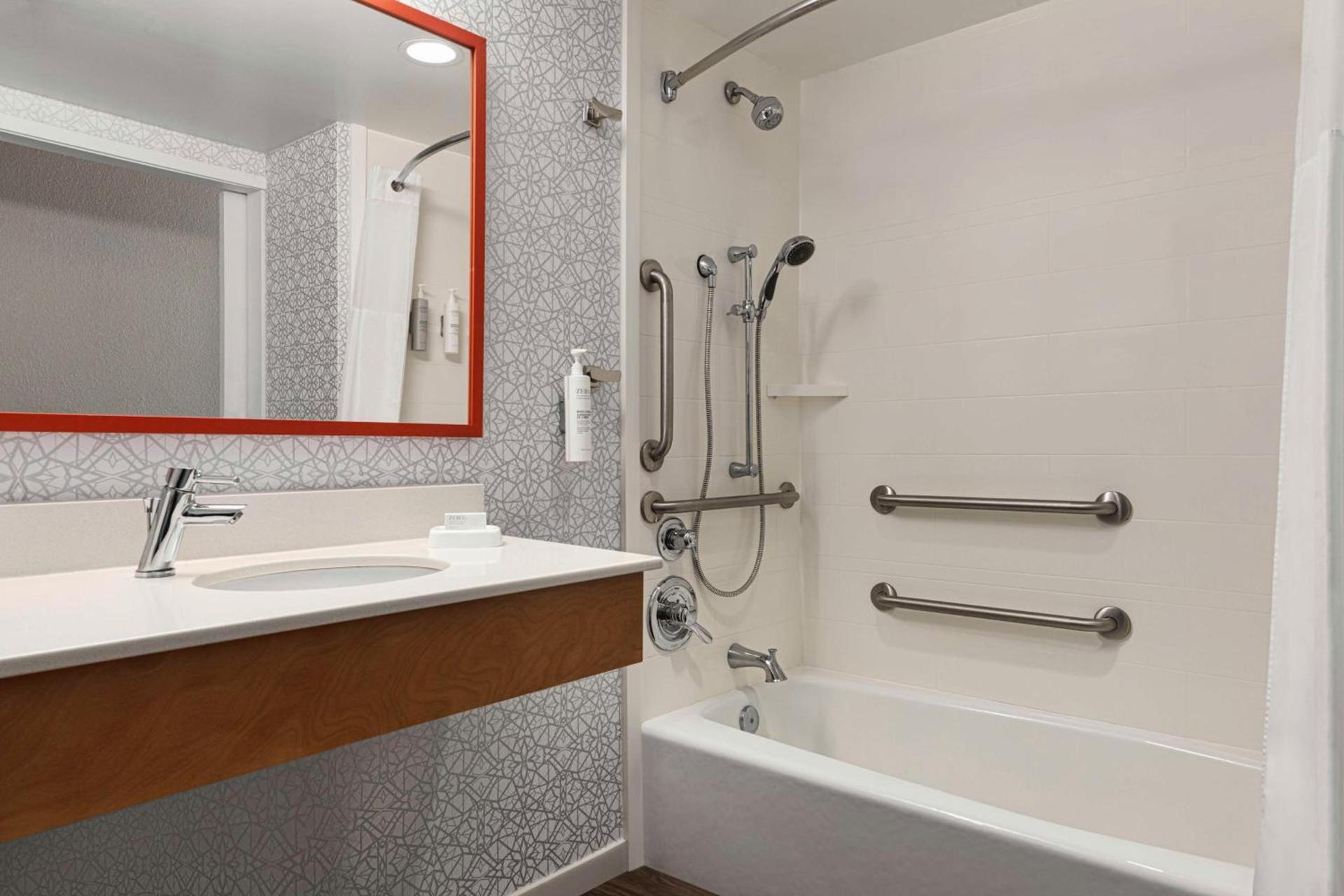Hampton Inn Charlottesville photo 13