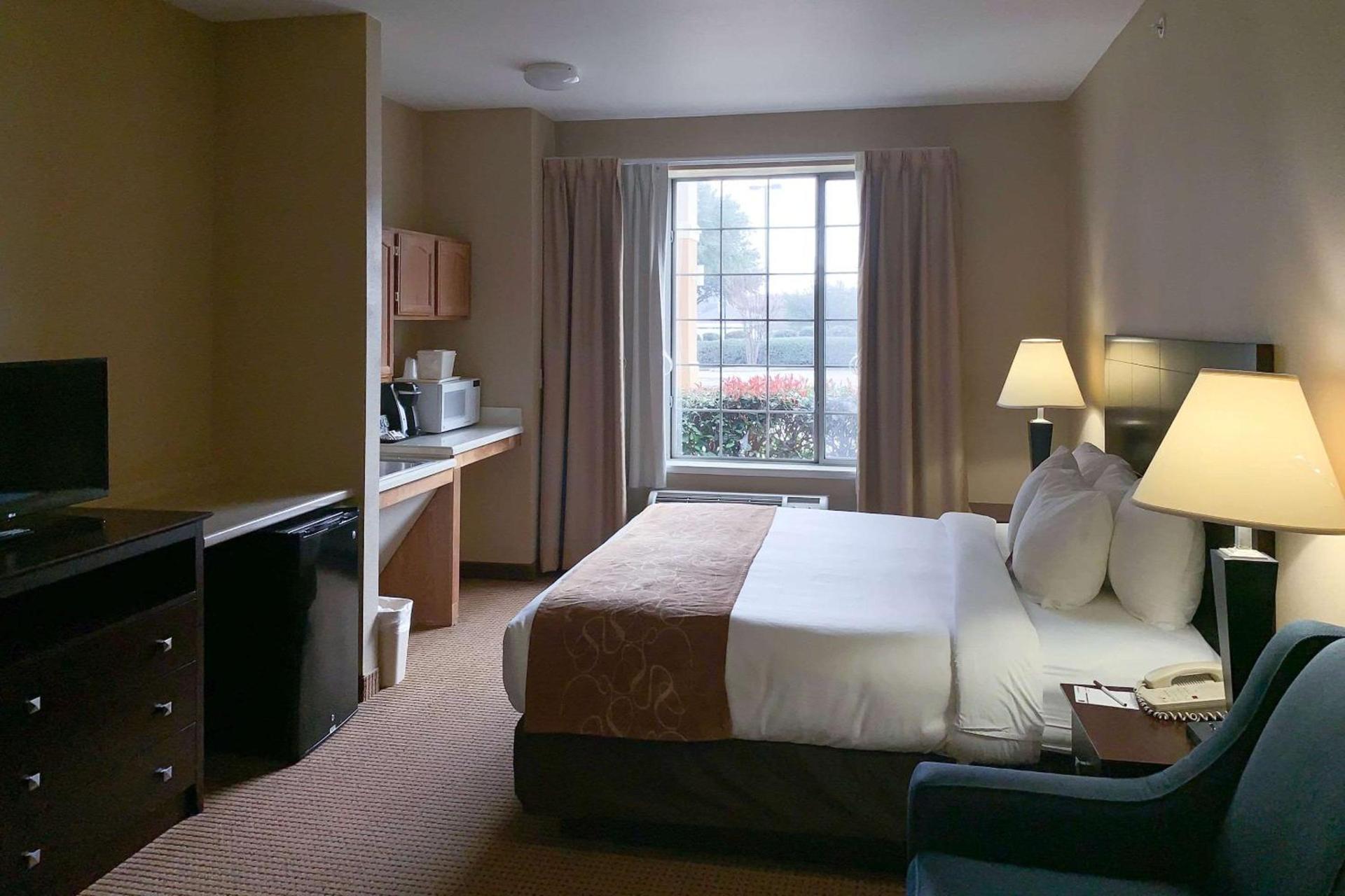 Comfort Suites Roanoke - Fort Worth North photo 50