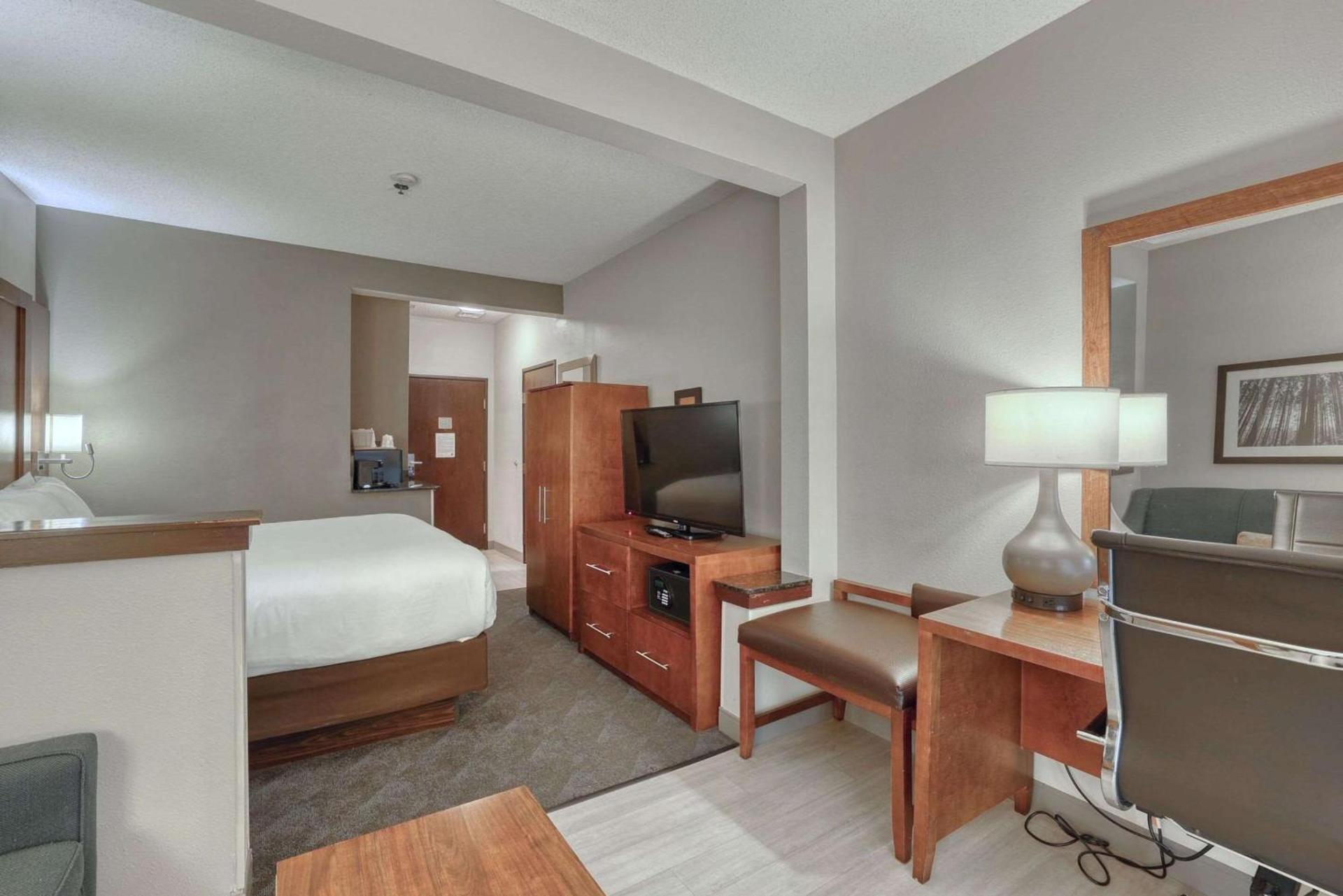Comfort Suites Appleton Airport photo 23