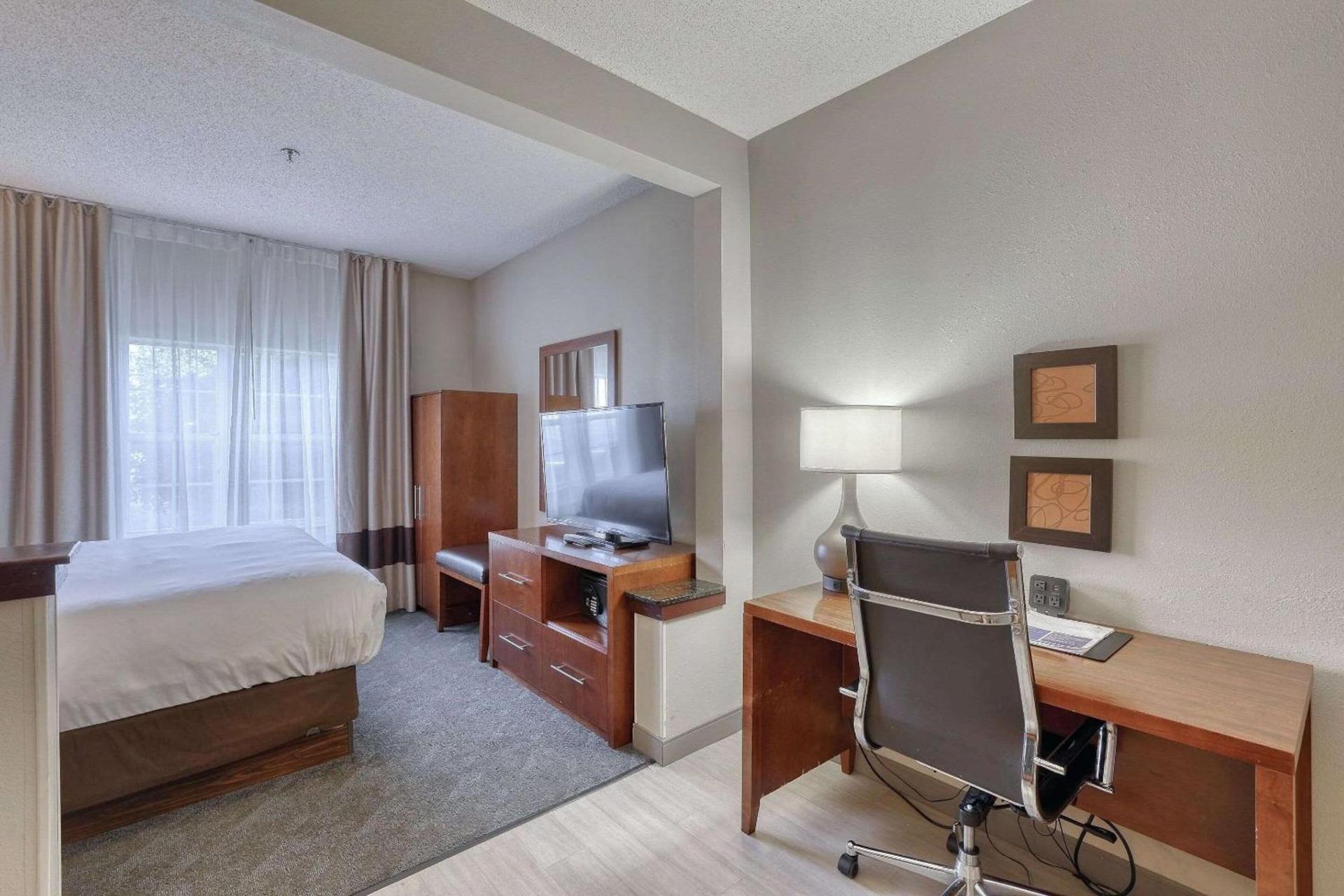 Comfort Suites Appleton Airport photo 28