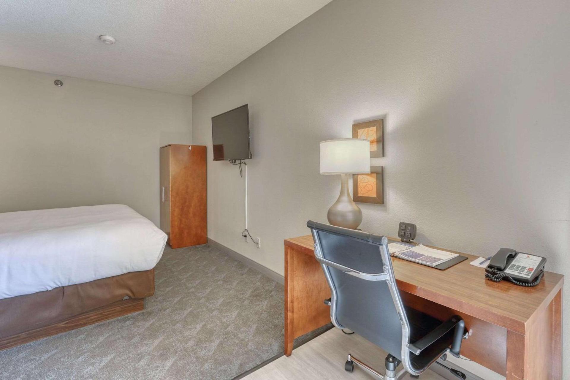 Comfort Suites Appleton Airport photo 36