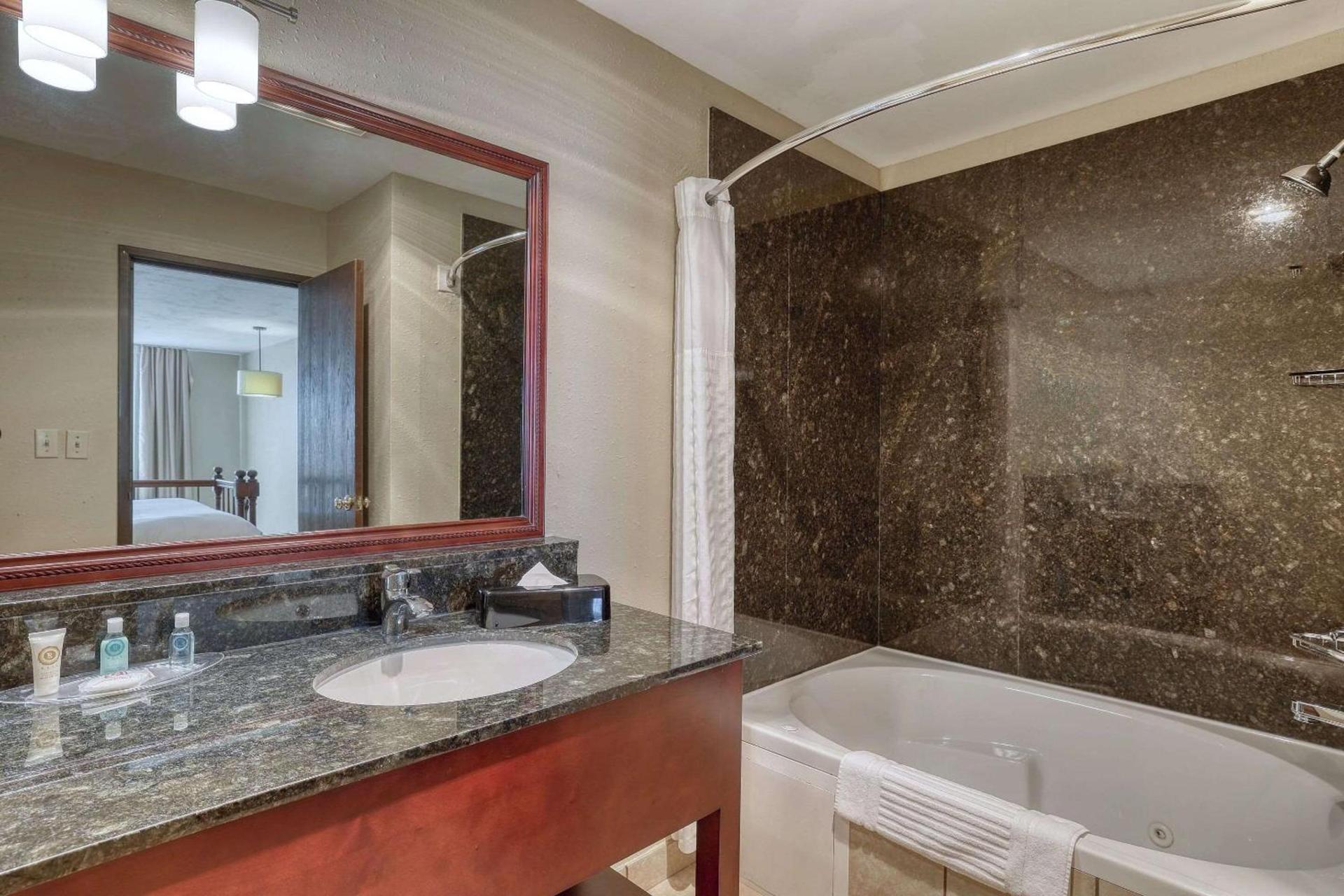 Comfort Suites Appleton Airport photo 40