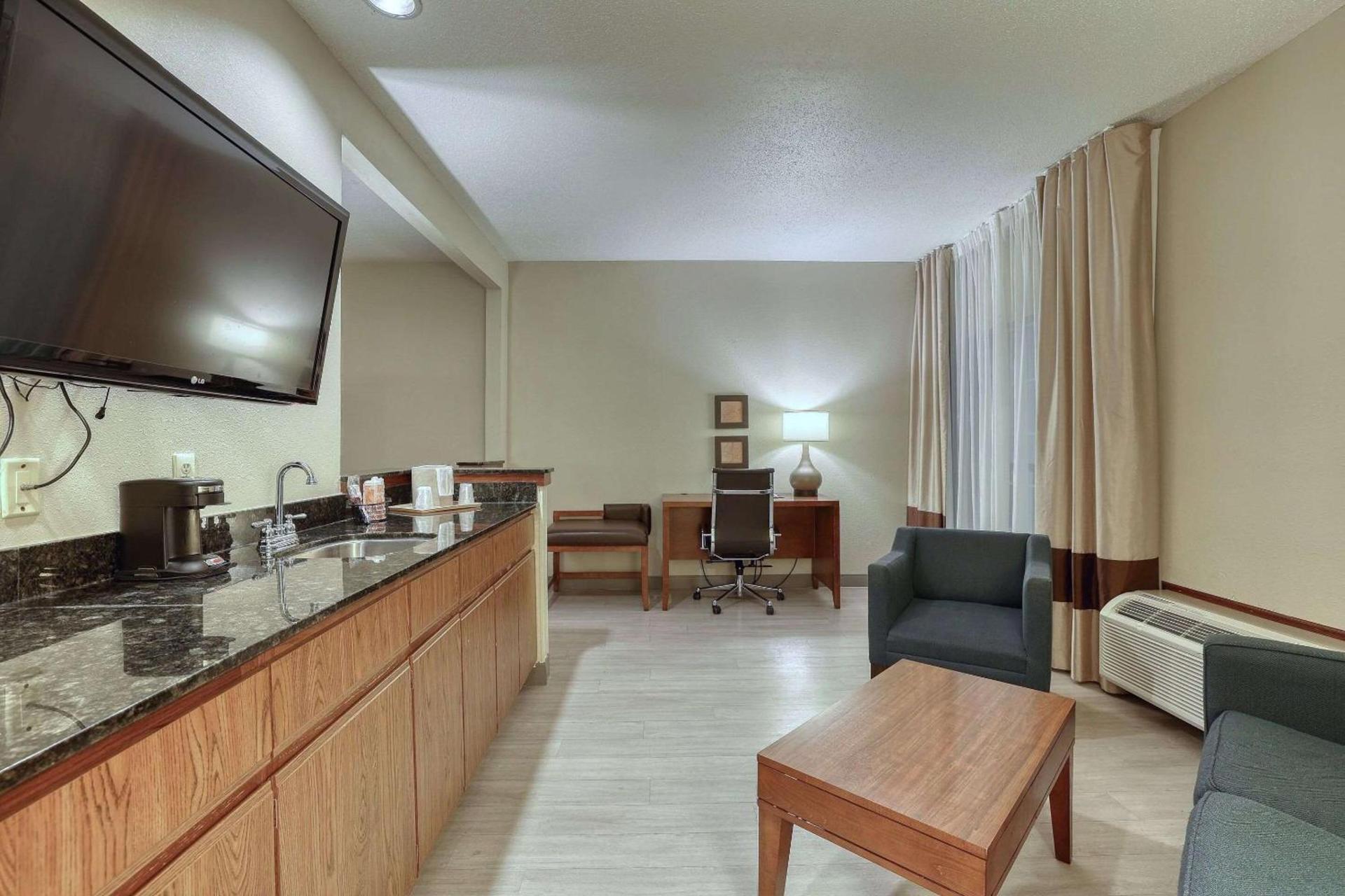 Comfort Suites Appleton Airport photo 48