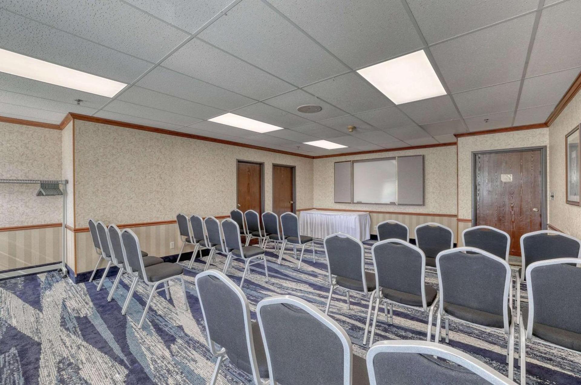 Comfort Suites Appleton Airport photo 56