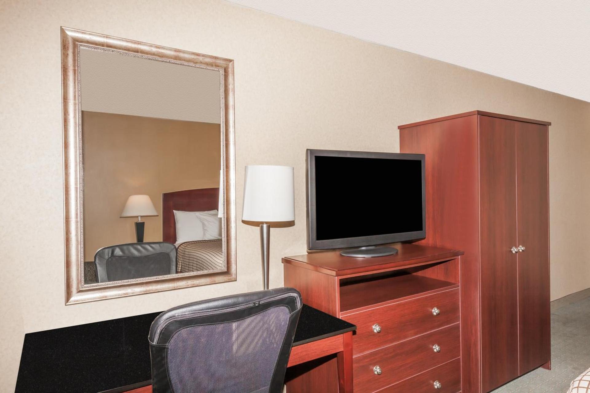 Days Inn by Wyndham Utica photo 18