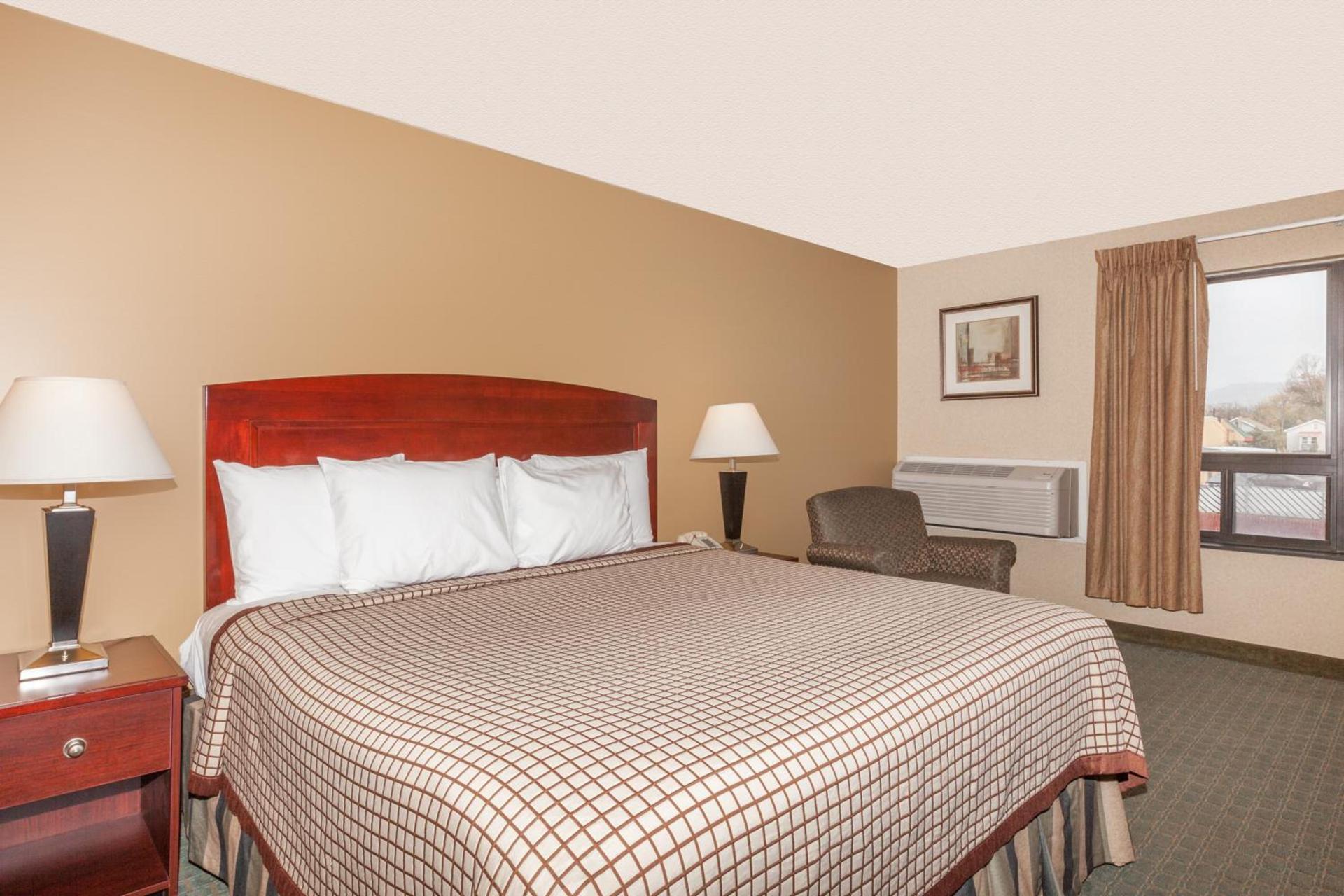 Days Inn by Wyndham Utica photo 16