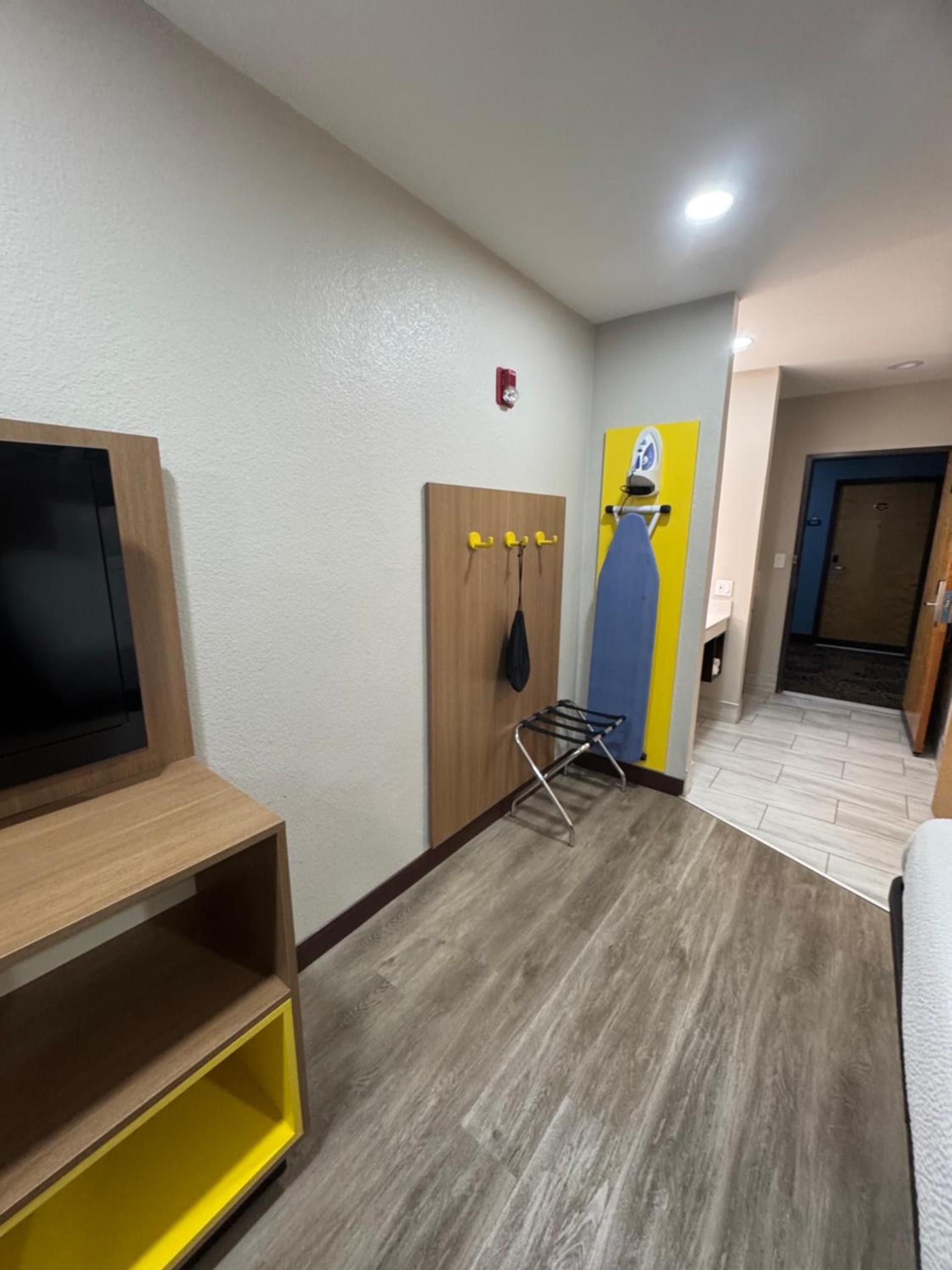 Days Inn by Wyndham Childress photo 28