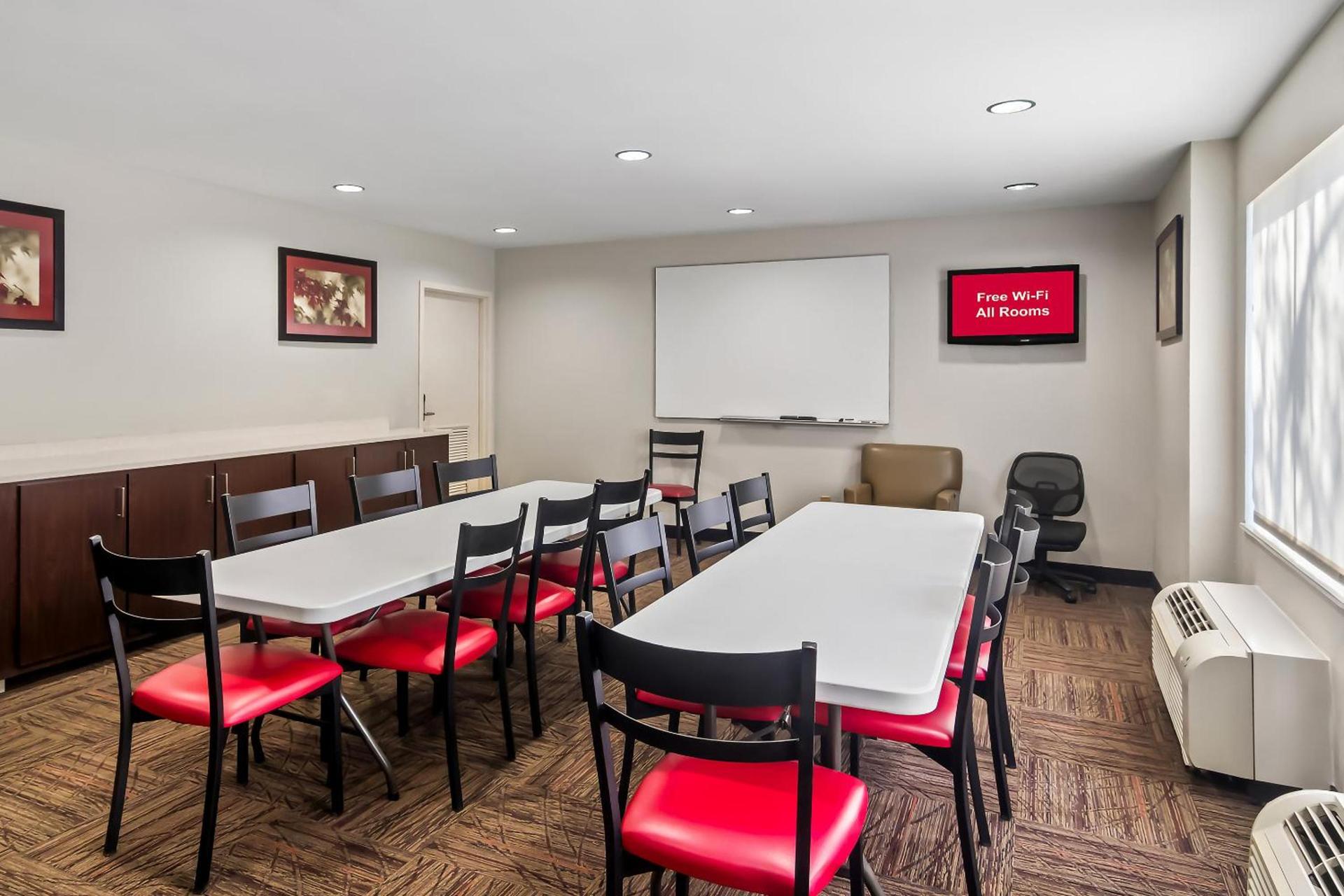 Red Roof Inn PLUS+ Jacksonville – Southpoint photo 6