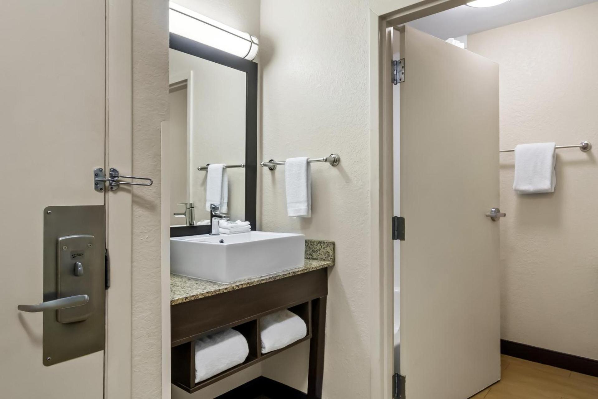 Red Roof Inn PLUS+ Jacksonville – Southpoint photo 37
