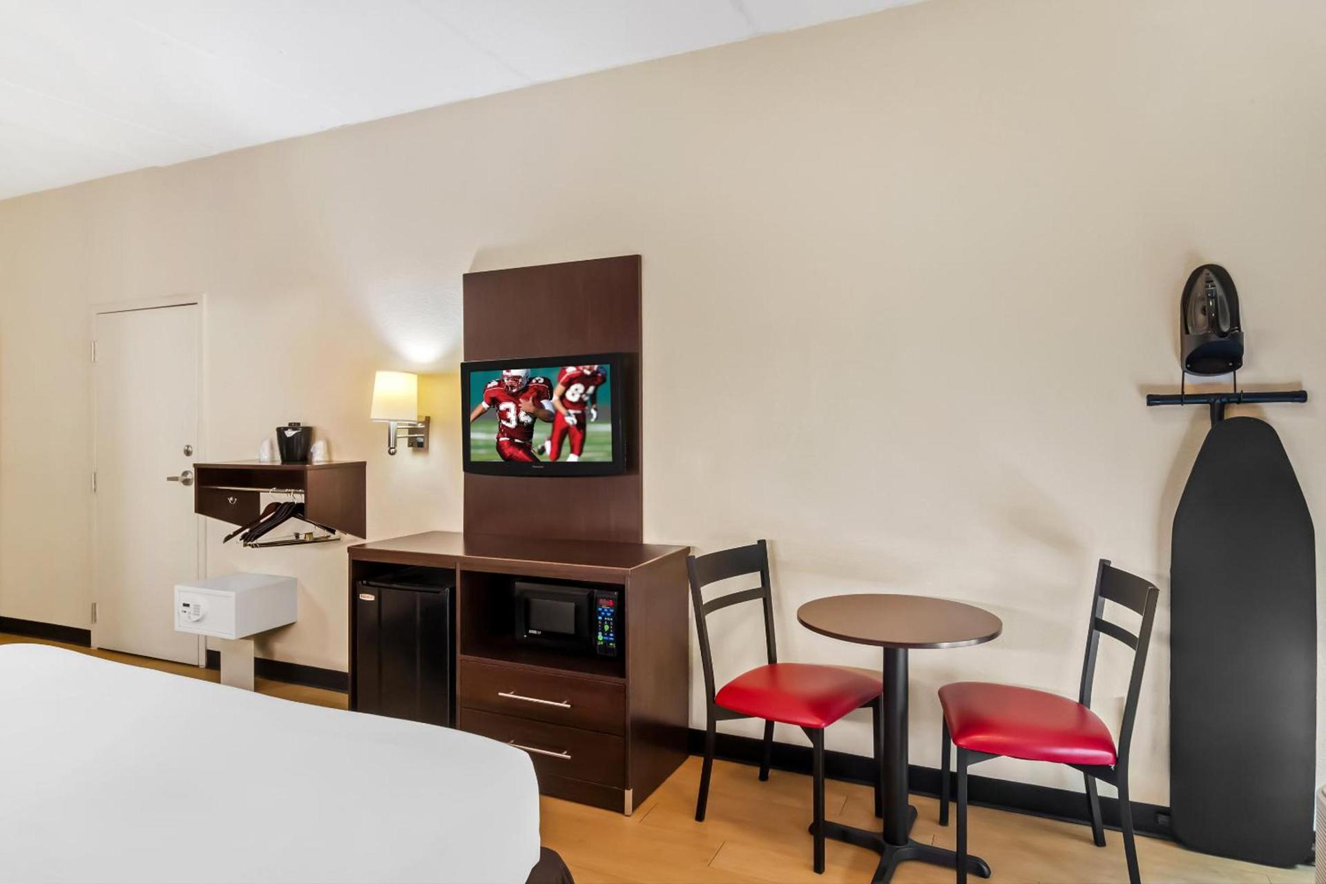 Red Roof Inn PLUS+ Jacksonville – Southpoint photo 19