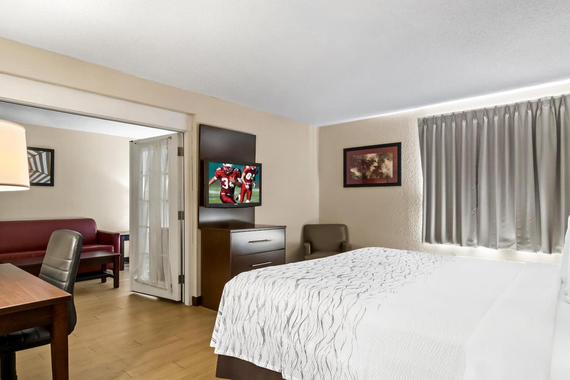 Red Roof Inn PLUS+ Jacksonville – Southpoint photo 25