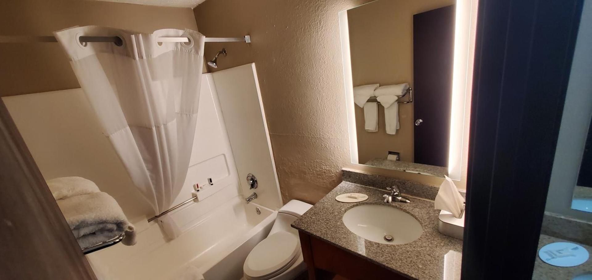 Super 8 by Wyndham Sterling Heights/Detroit Area photo 11
