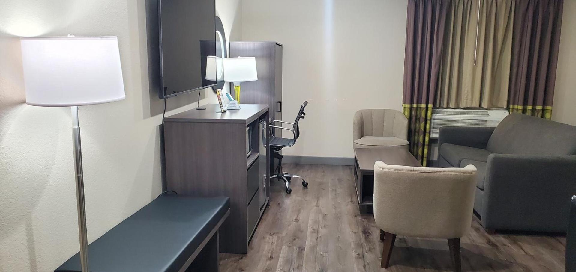 Super 8 by Wyndham Sterling Heights/Detroit Area photo 14