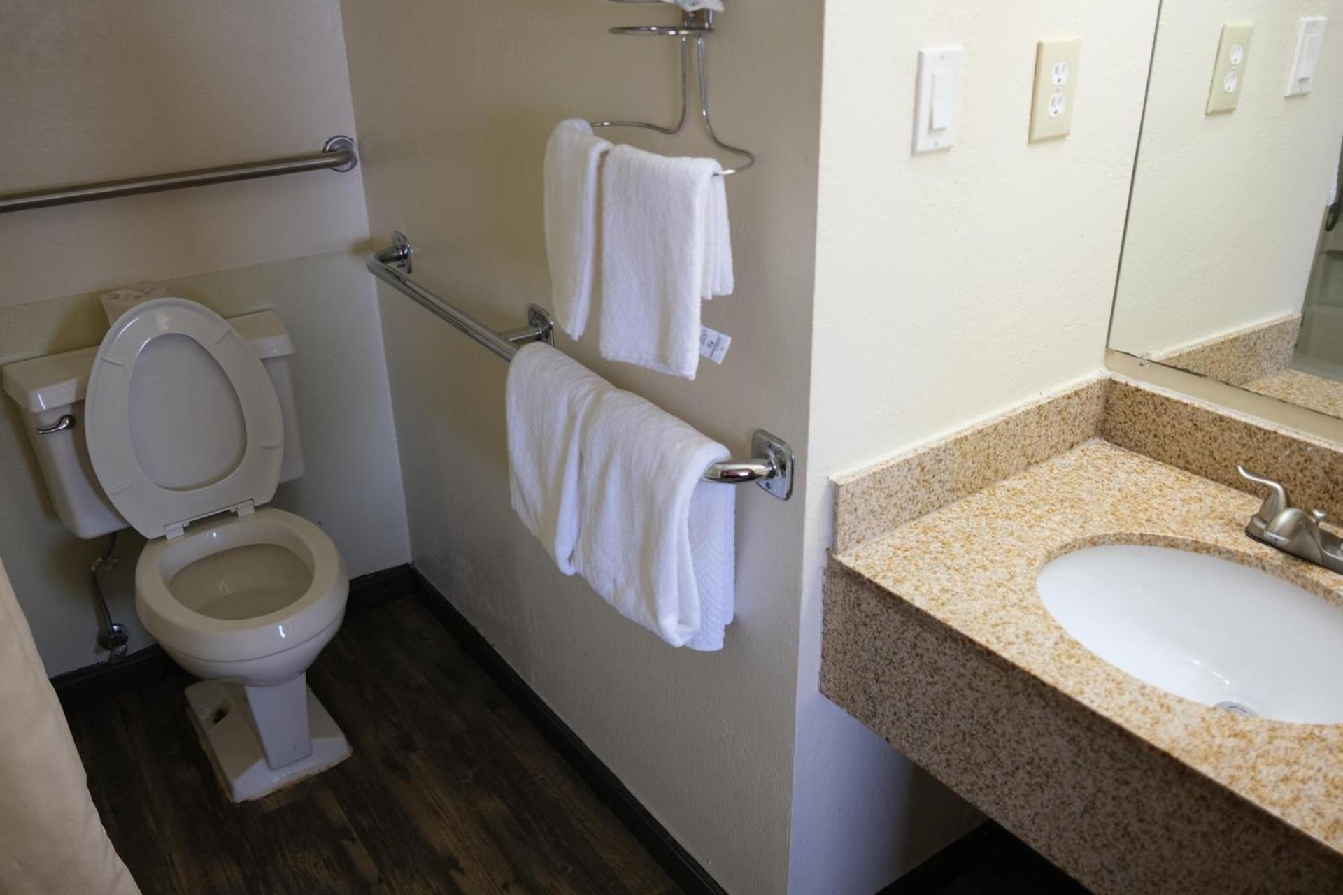 Econo Lodge Wooster photo 29
