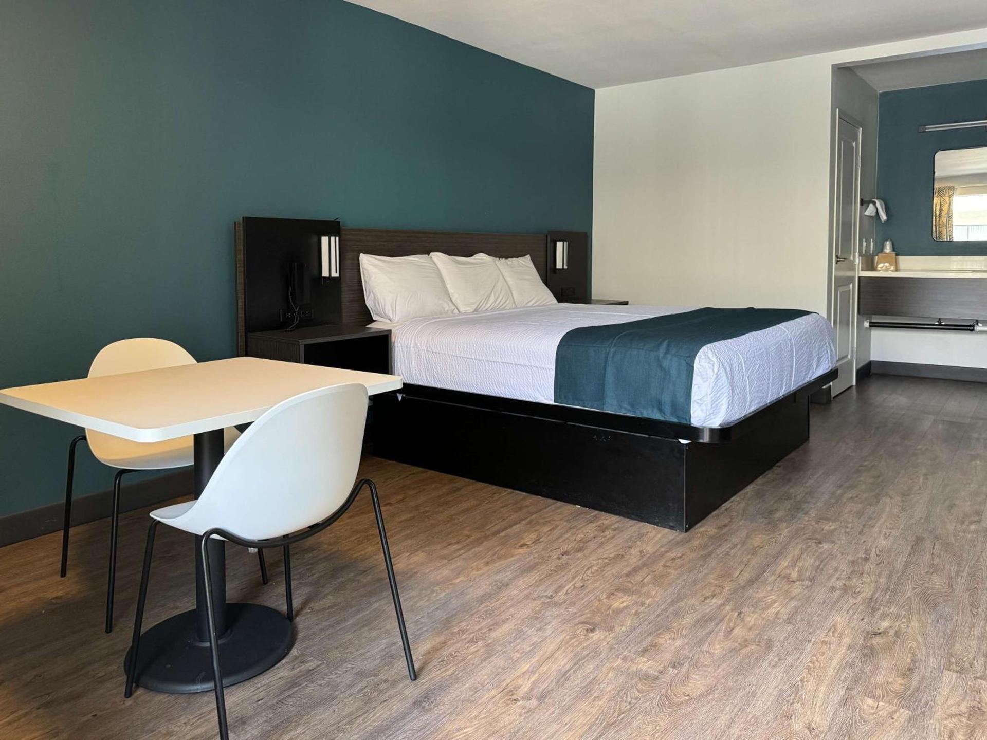 Studio 6 Suites Gardena, CA photo 3