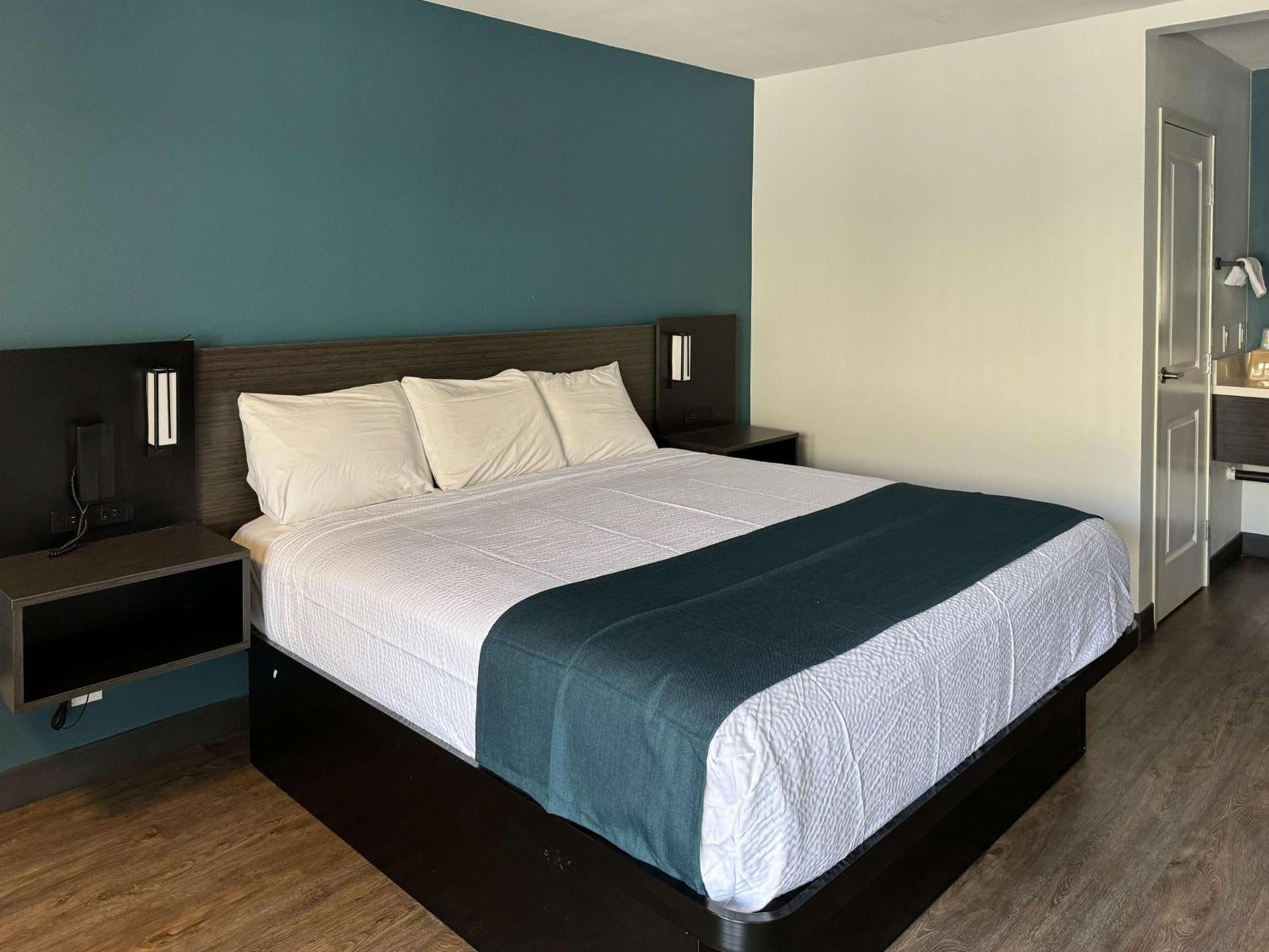 Studio 6 Suites Gardena, CA photo 4