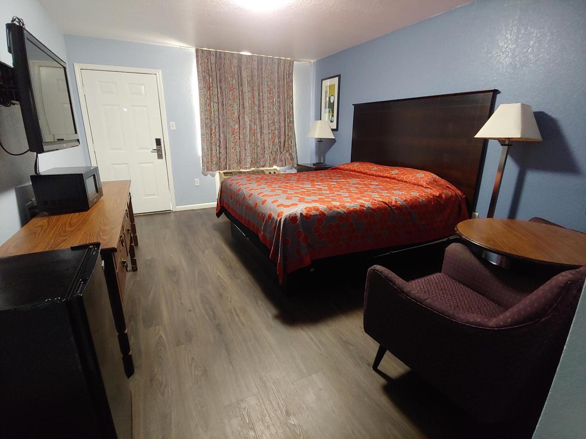 Brooks City Executive Inn photo 13