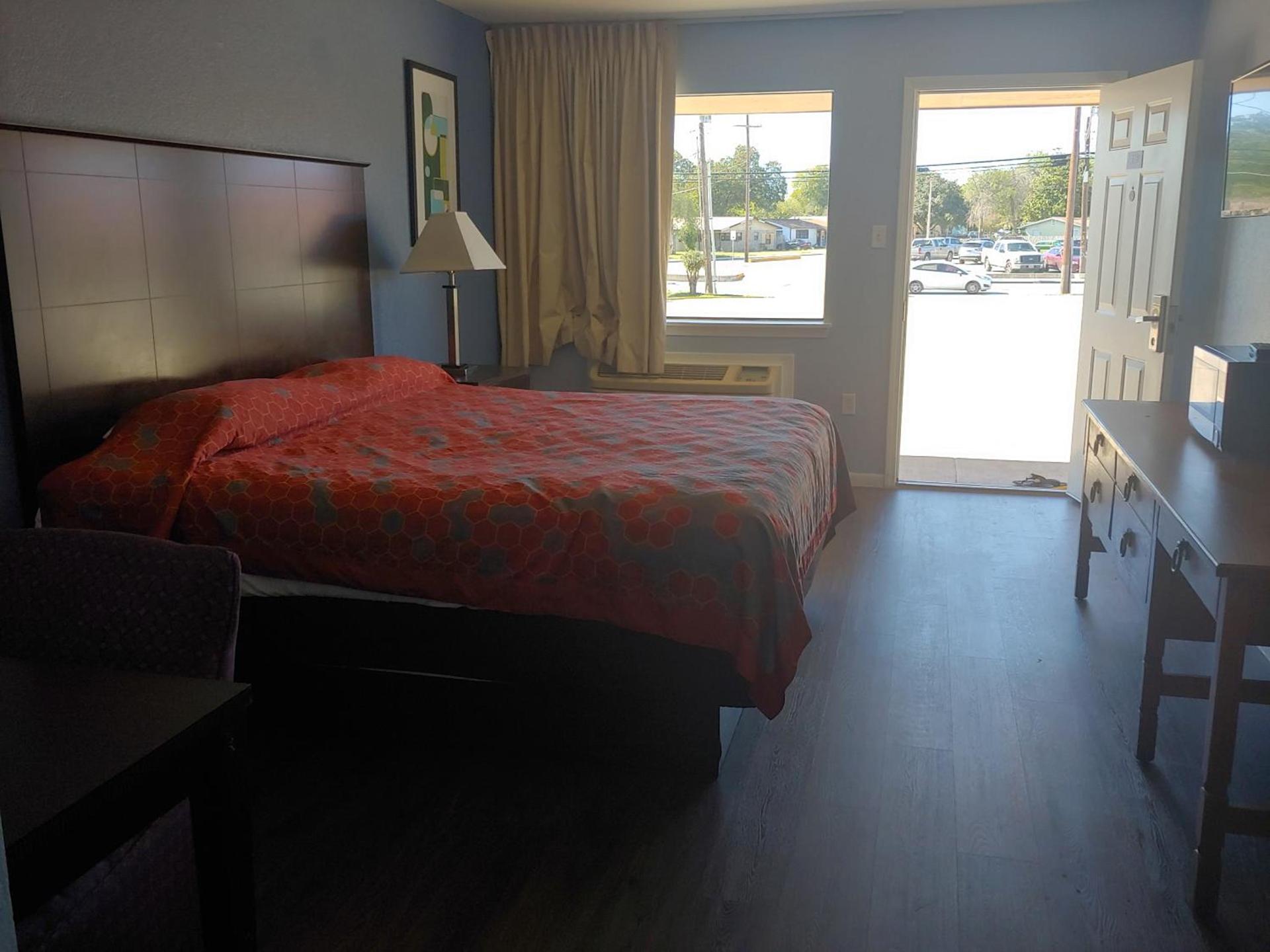 Brooks City Executive Inn photo 14