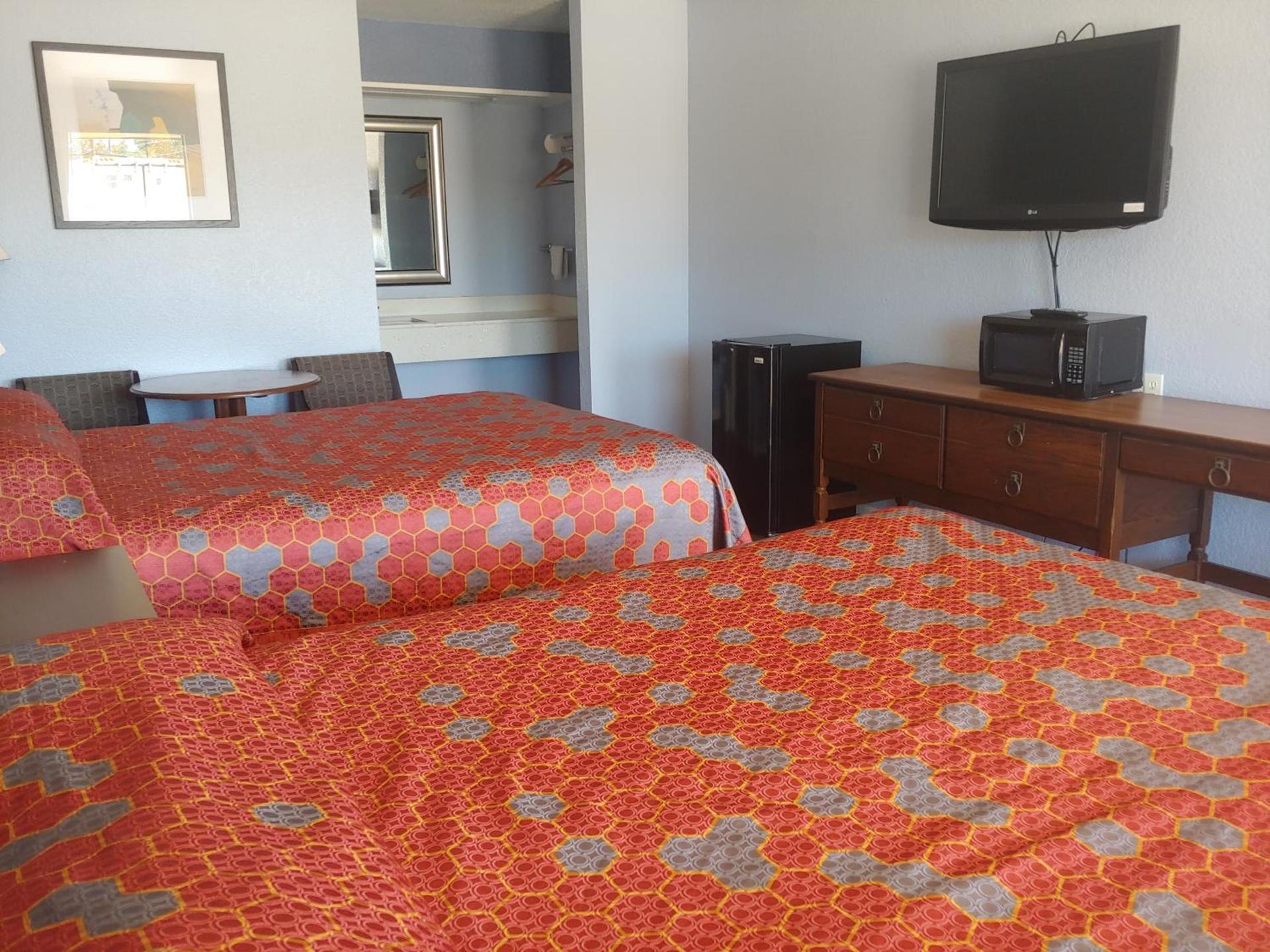Brooks City Executive Inn photo 9