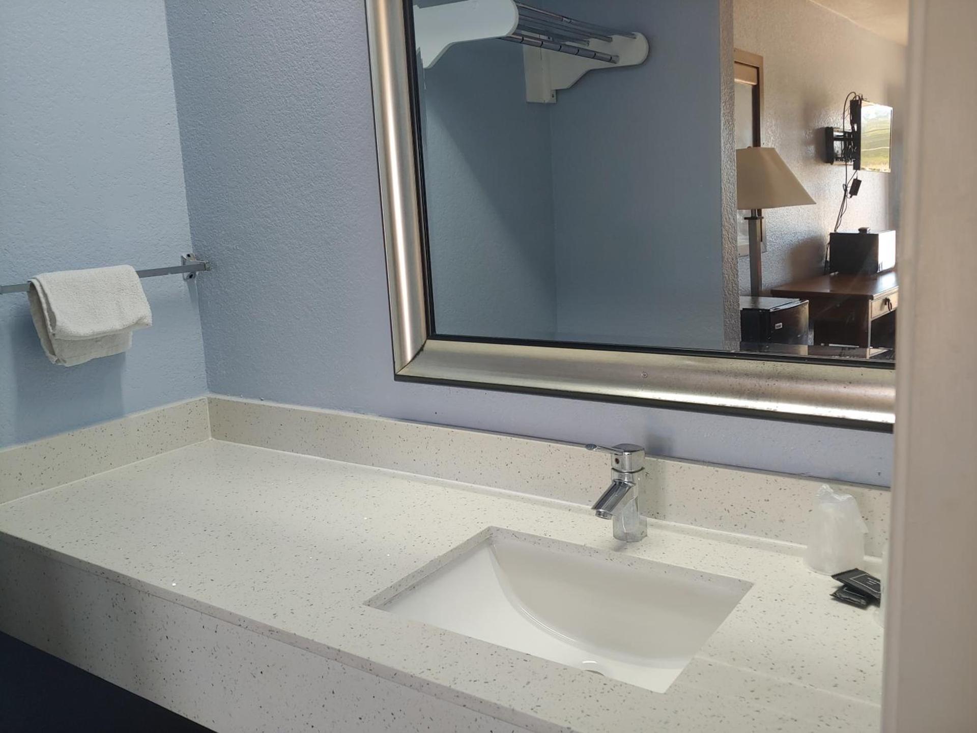 Brooks City Executive Inn photo 7