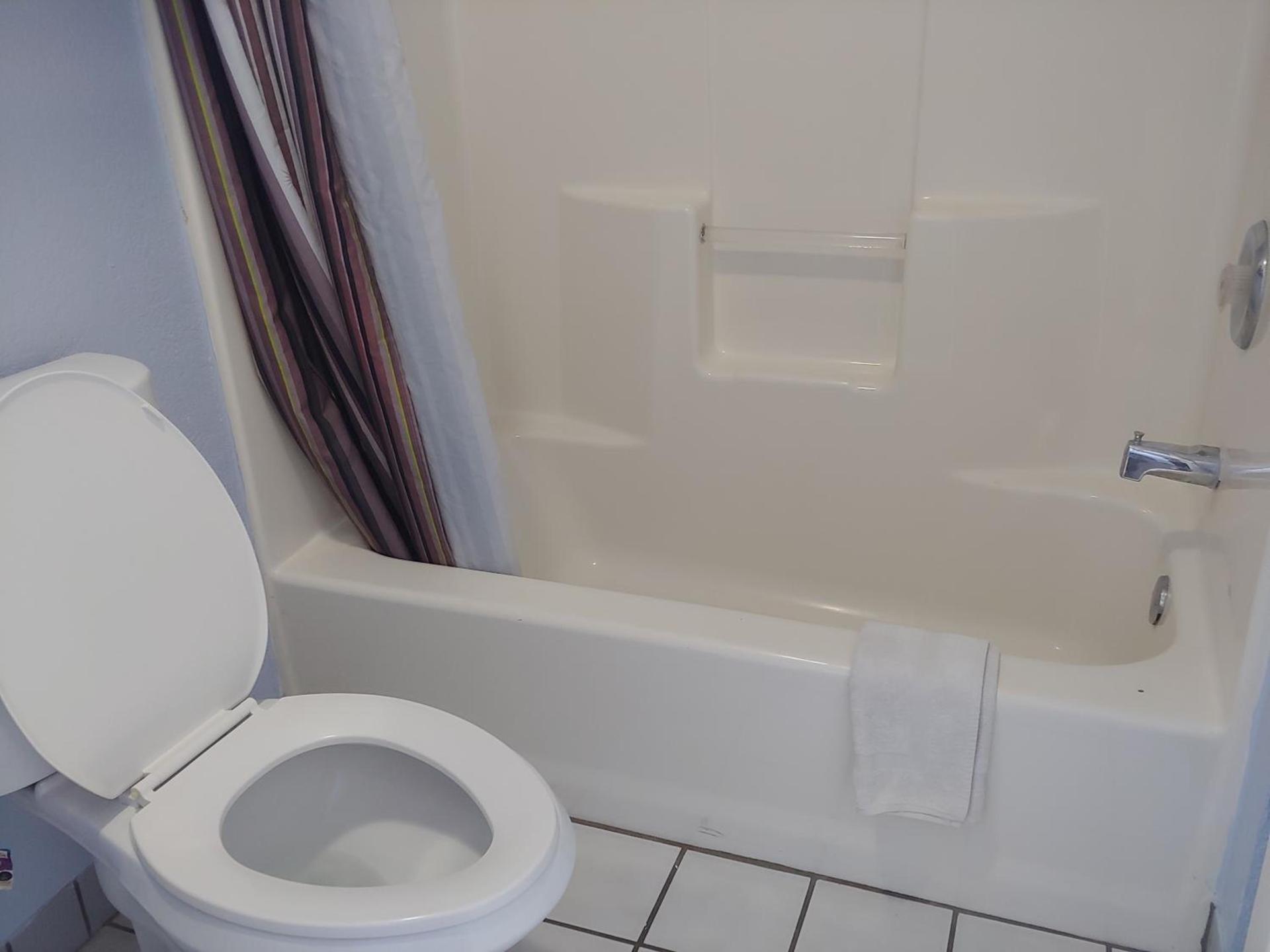 Brooks City Executive Inn photo 10