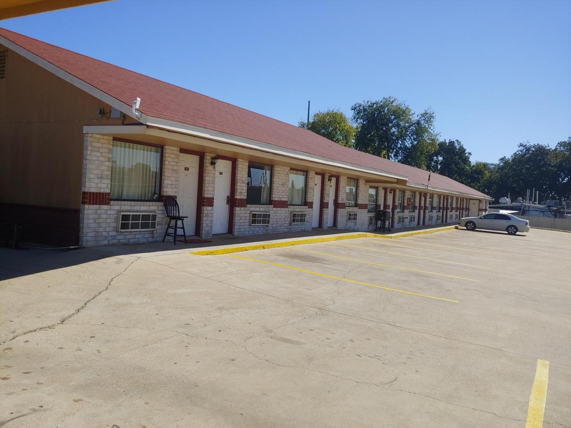 Brooks City Executive Inn photo 1