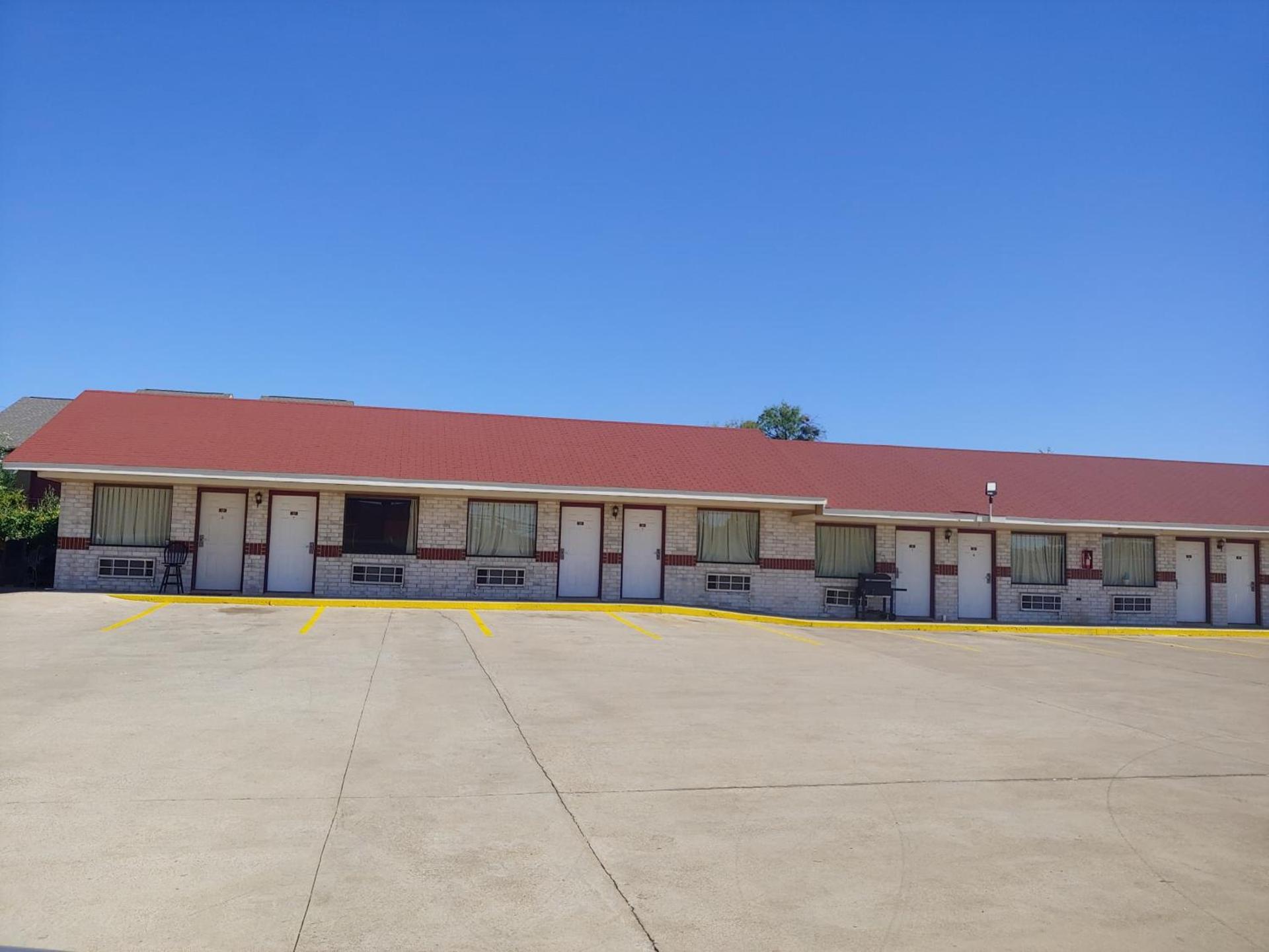Brooks City Executive Inn photo 8