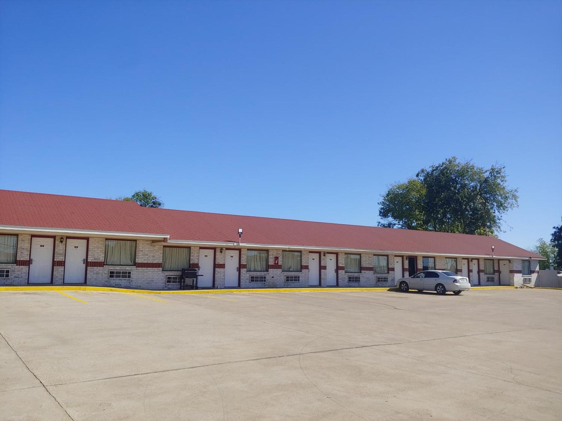 Brooks City Executive Inn photo 2