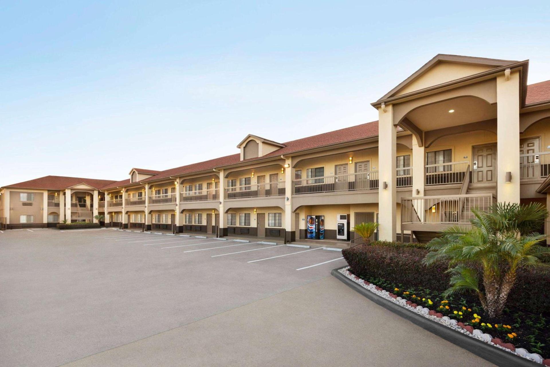 Days Inn & Suites by Wyndham Houston Hobby Airport photo 2