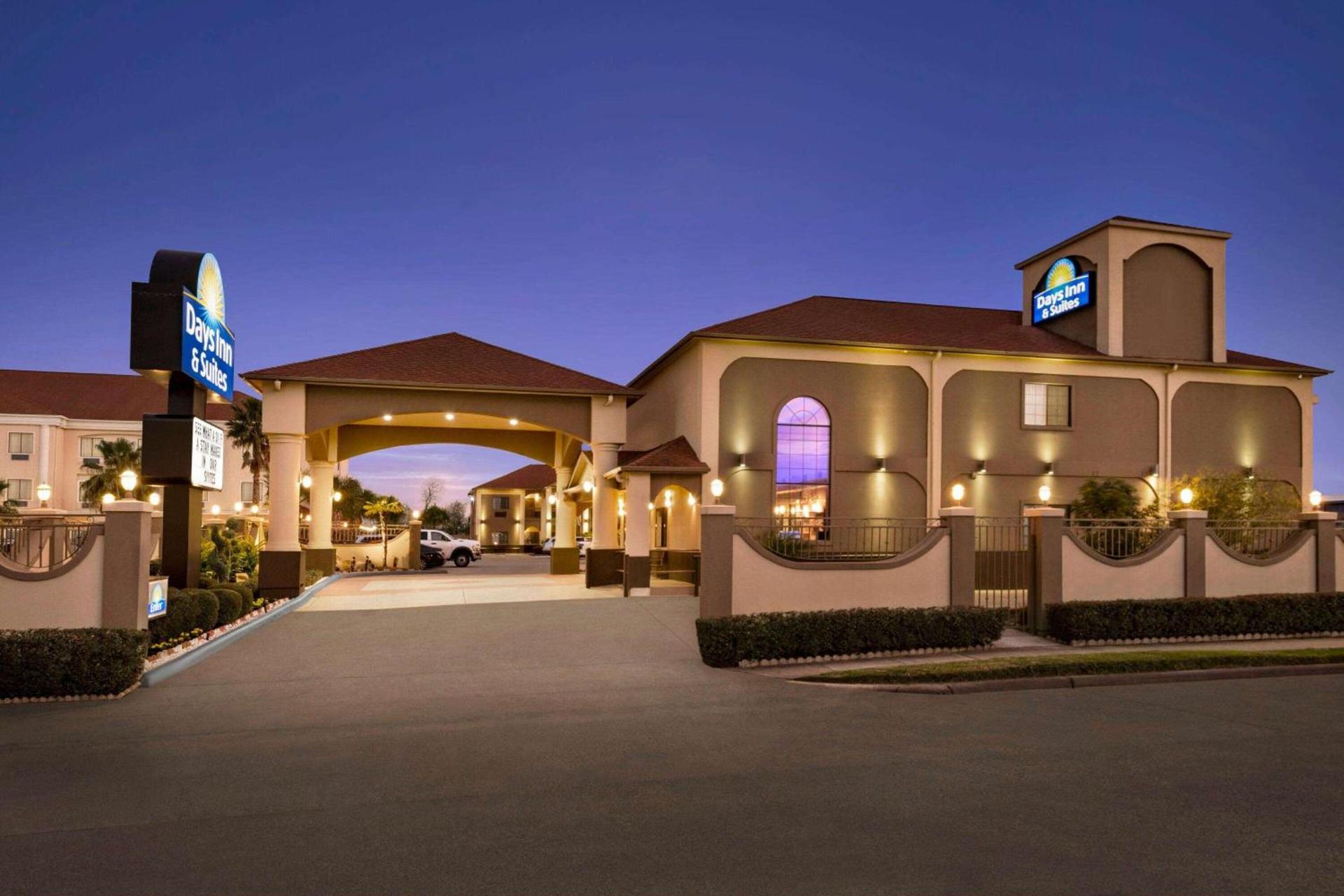 Days Inn & Suites by Wyndham Houston Hobby Airport photo 1