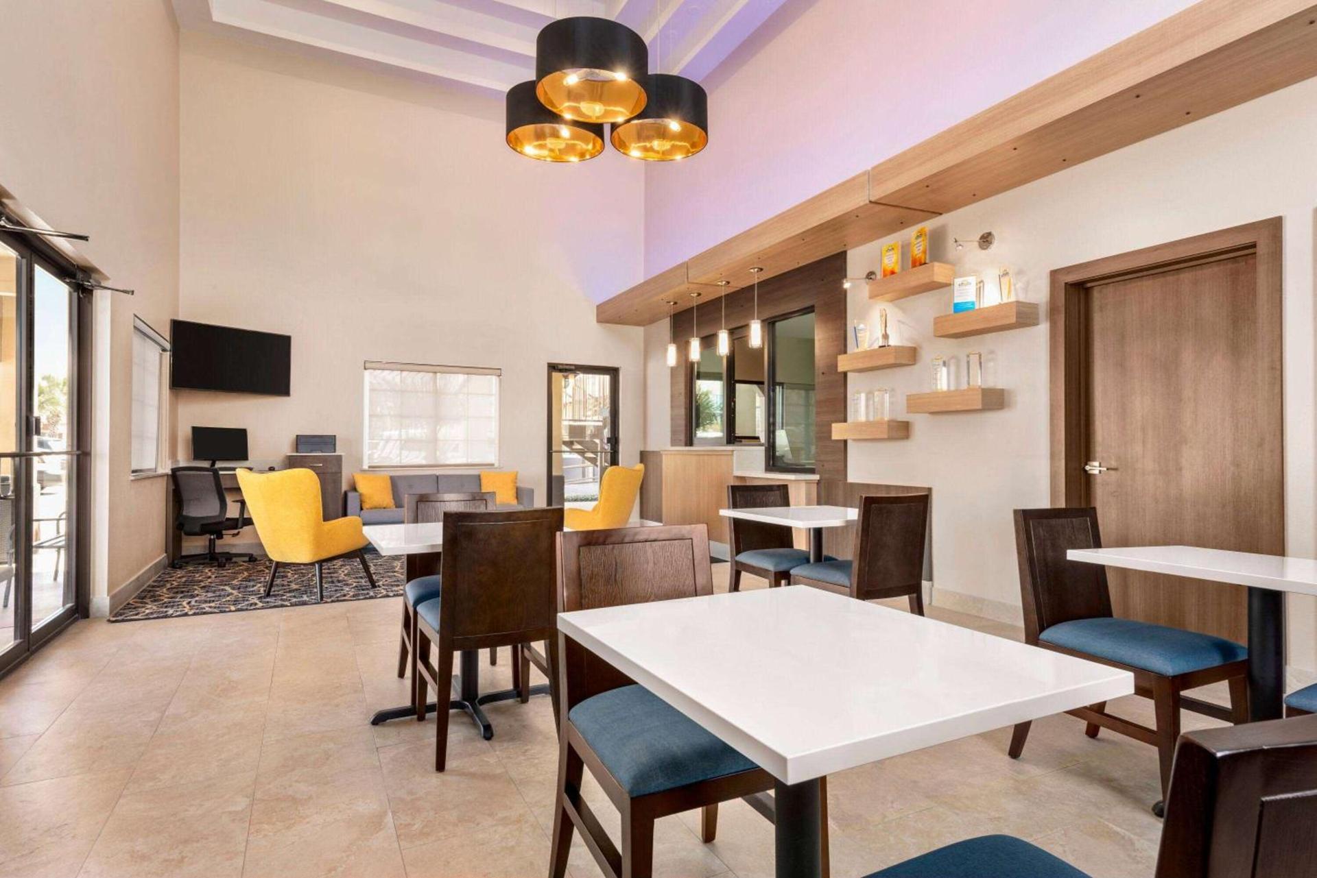 Days Inn & Suites by Wyndham Houston Hobby Airport photo 4