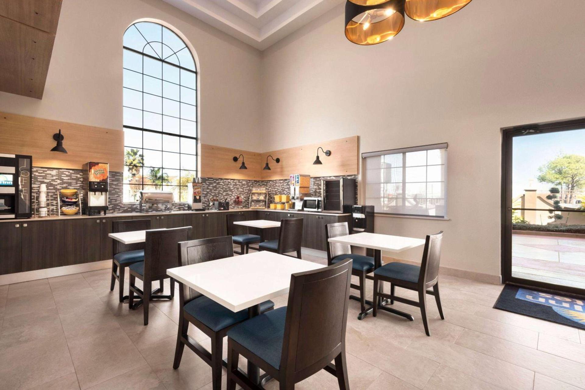 Days Inn & Suites by Wyndham Houston Hobby Airport photo 6