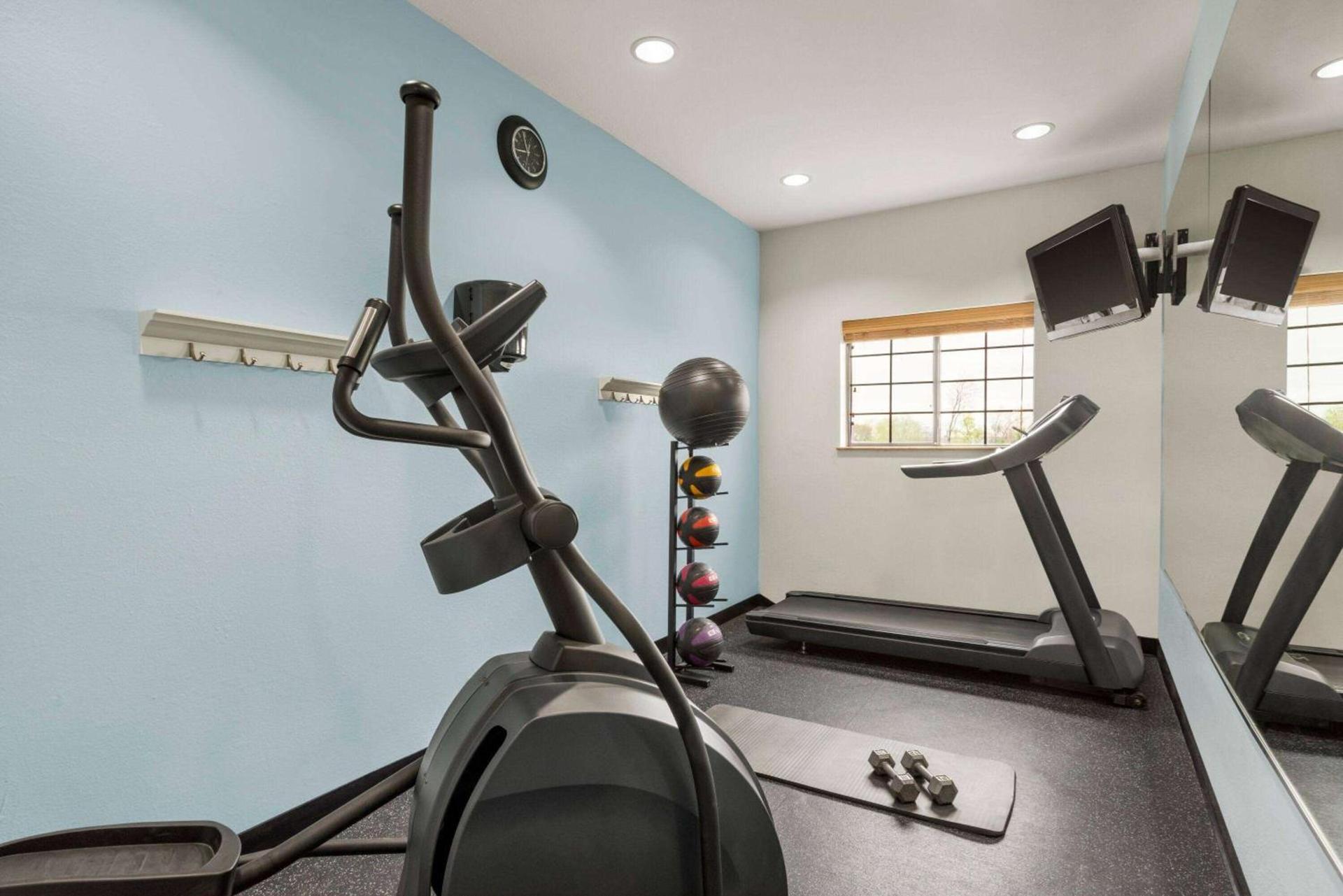 Days Inn & Suites by Wyndham Houston Hobby Airport photo 8