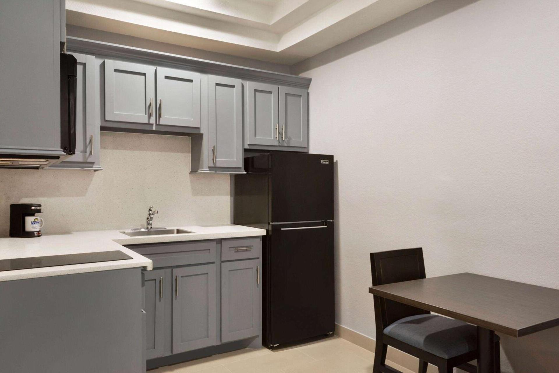 Days Inn & Suites by Wyndham Houston Hobby Airport photo 10